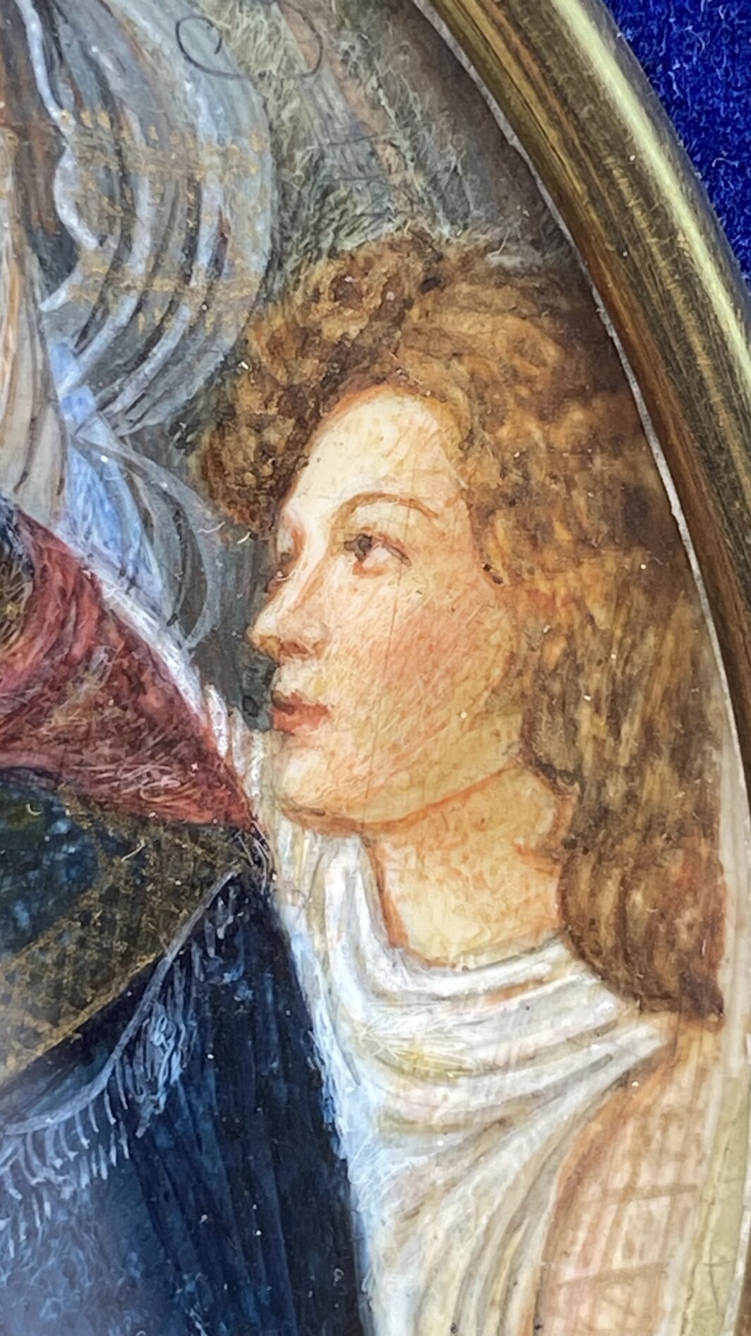 STRAORDINARIA MINIATURA SU AVORIO FIRMATA “M. COLASSI”, RAFFIGURANTE IL CELEBRE DIPINTO CUSTODITO NELLA GALLERIA DEGLI UFFIZI “MADONNA DEL MAGNIFICAT”, DEL GRANDE MAESTRO ITALIANO BOTTICELLI. ITALIA, METÀ DEL XIX sec. (Cornice in legno ebanizzato intagliato e velluto blu, neo rinascimentale, inizi del XX sec.) - immagine 10