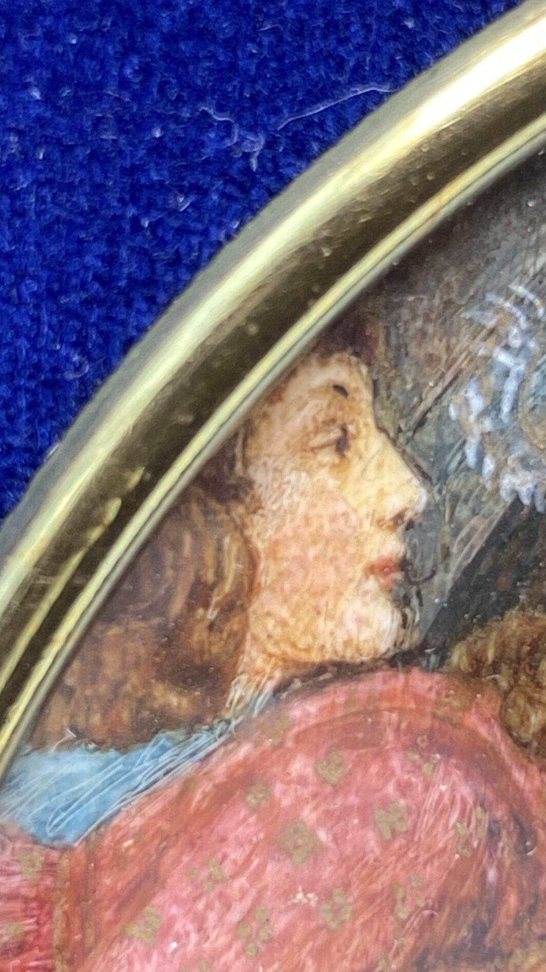 STRAORDINARIA MINIATURA SU AVORIO FIRMATA “M. COLASSI”, RAFFIGURANTE IL CELEBRE DIPINTO CUSTODITO NELLA GALLERIA DEGLI UFFIZI “MADONNA DEL MAGNIFICAT”, DEL GRANDE MAESTRO ITALIANO BOTTICELLI. ITALIA, METÀ DEL XIX sec. (Cornice in legno ebanizzato intagliato e velluto blu, neo rinascimentale, inizi del XX sec.) - immagine 8