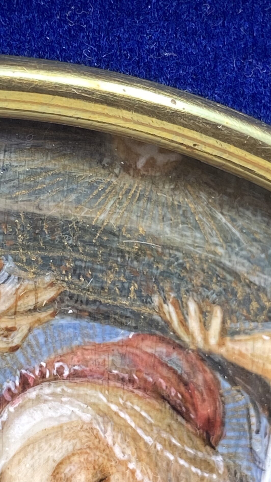 STRAORDINARIA MINIATURA SU AVORIO FIRMATA “M. COLASSI”, RAFFIGURANTE IL CELEBRE DIPINTO CUSTODITO NELLA GALLERIA DEGLI UFFIZI “MADONNA DEL MAGNIFICAT”, DEL GRANDE MAESTRO ITALIANO BOTTICELLI. ITALIA, METÀ DEL XIX sec. (Cornice in legno ebanizzato intagliato e velluto blu, neo rinascimentale, inizi del XX sec.) - immagine 7