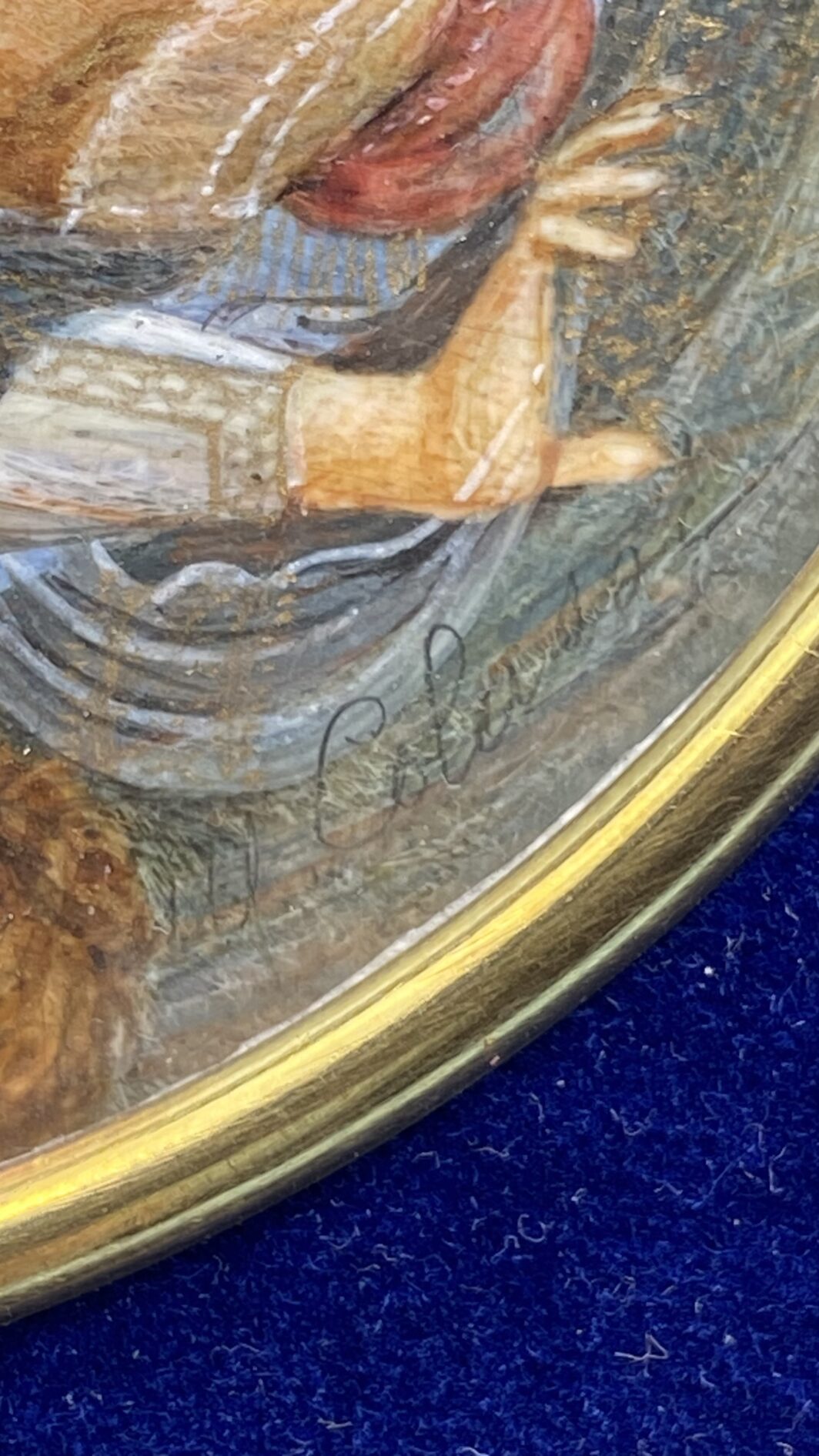 STRAORDINARIA MINIATURA SU AVORIO FIRMATA “M. COLASSI”, RAFFIGURANTE IL CELEBRE DIPINTO CUSTODITO NELLA GALLERIA DEGLI UFFIZI “MADONNA DEL MAGNIFICAT”, DEL GRANDE MAESTRO ITALIANO BOTTICELLI. ITALIA, METÀ DEL XIX sec. (Cornice in legno ebanizzato intagliato e velluto blu, neo rinascimentale, inizi del XX sec.) - immagine 5