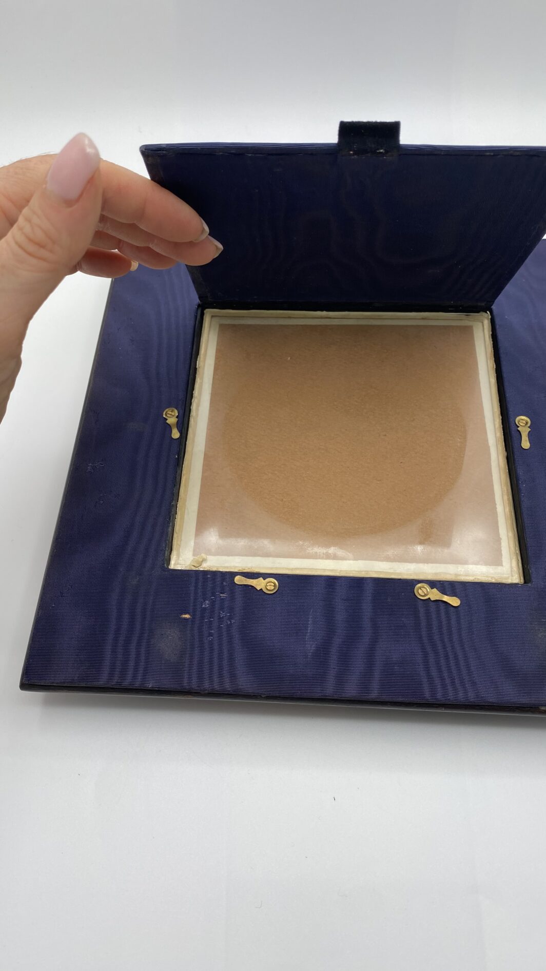 STRAORDINARIA MINIATURA SU AVORIO FIRMATA “M. COLASSI”, RAFFIGURANTE IL CELEBRE DIPINTO CUSTODITO NELLA GALLERIA DEGLI UFFIZI “MADONNA DEL MAGNIFICAT”, DEL GRANDE MAESTRO ITALIANO BOTTICELLI. ITALIA, METÀ DEL XIX sec. (Cornice in legno ebanizzato intagliato e velluto blu, neo rinascimentale, inizi del XX sec.) - immagine 3