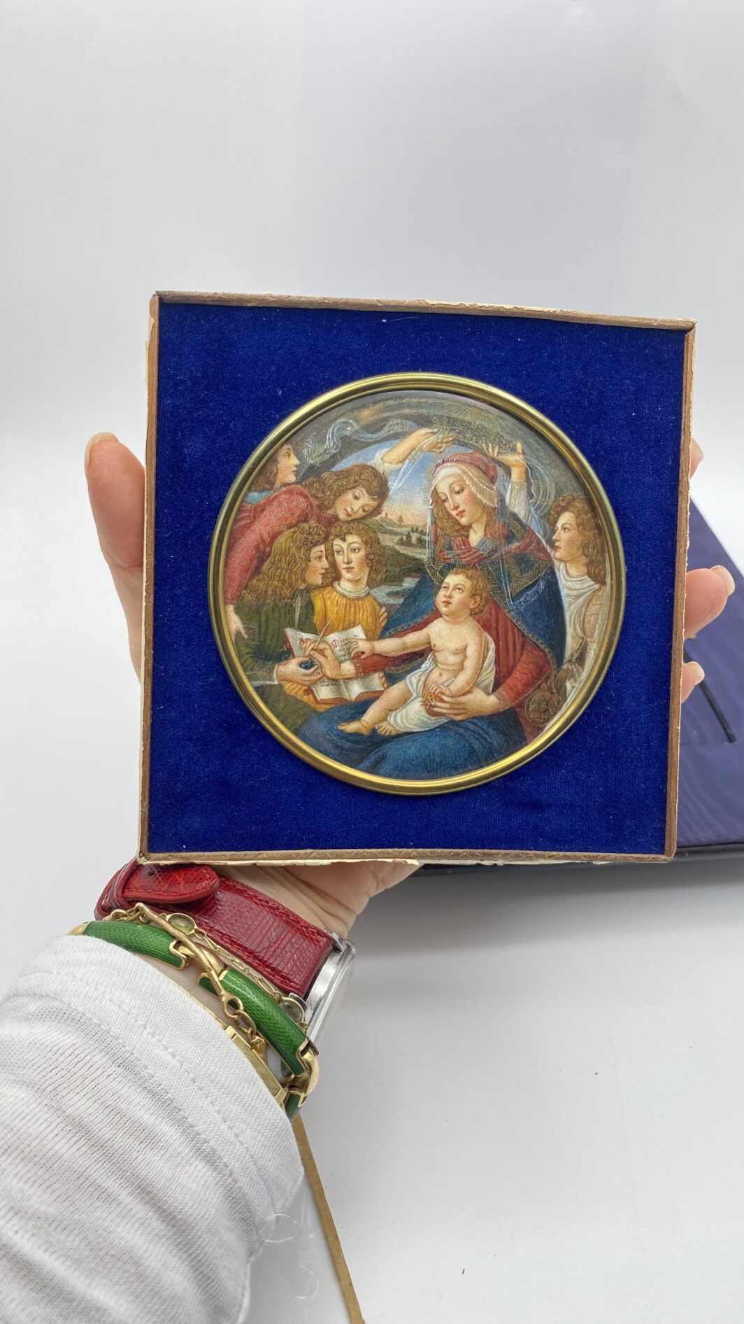 STRAORDINARIA MINIATURA SU AVORIO FIRMATA “M. COLASSI”, RAFFIGURANTE IL CELEBRE DIPINTO CUSTODITO NELLA GALLERIA DEGLI UFFIZI “MADONNA DEL MAGNIFICAT”, DEL GRANDE MAESTRO ITALIANO BOTTICELLI. ITALIA, METÀ DEL XIX sec. (Cornice in legno ebanizzato intagliato e velluto blu, neo rinascimentale, inizi del XX sec.) - immagine 2