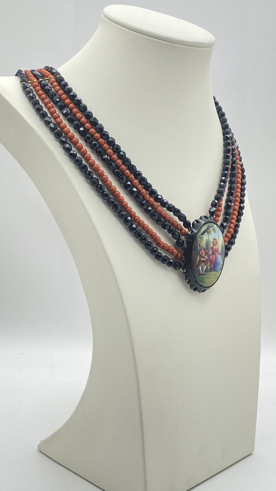 COLLANA VITTORIANA DA SOGNO A CINQUE FILI IN VETRO NERO SFACCETTATO E IN SIMIL CORALLO, CON SPLENDIDA PLACCA IN PORCELLANA FINEMENTE SMALTATA CON SCENA GALANTE,  CON CORNICE IN GIAIETTO: UN CAPOLAVORO D’EPOCA INIMITABILE. - immagine 4