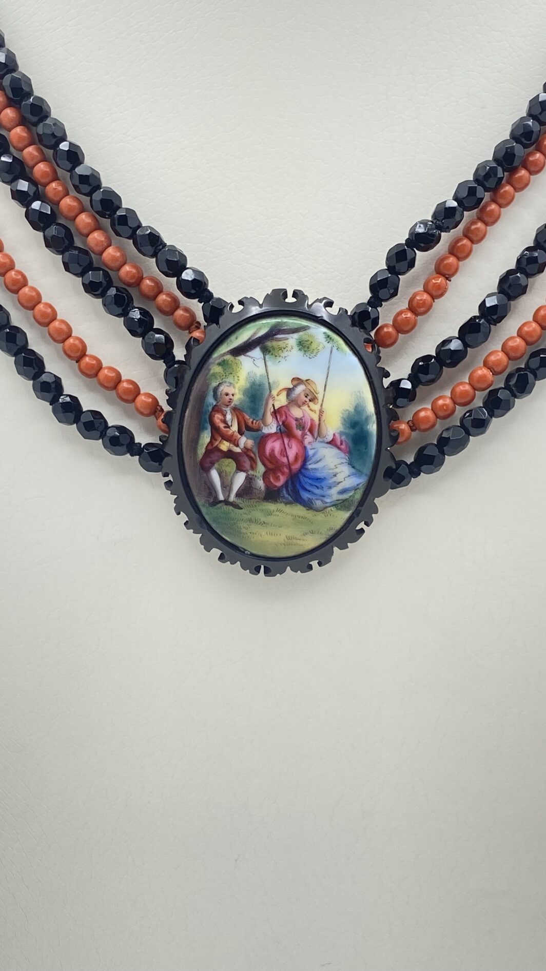 COLLANA VITTORIANA DA SOGNO A CINQUE FILI IN VETRO NERO SFACCETTATO E IN SIMIL CORALLO, CON SPLENDIDA PLACCA IN PORCELLANA FINEMENTE SMALTATA CON SCENA GALANTE,  CON CORNICE IN GIAIETTO: UN CAPOLAVORO D’EPOCA INIMITABILE. - immagine 5