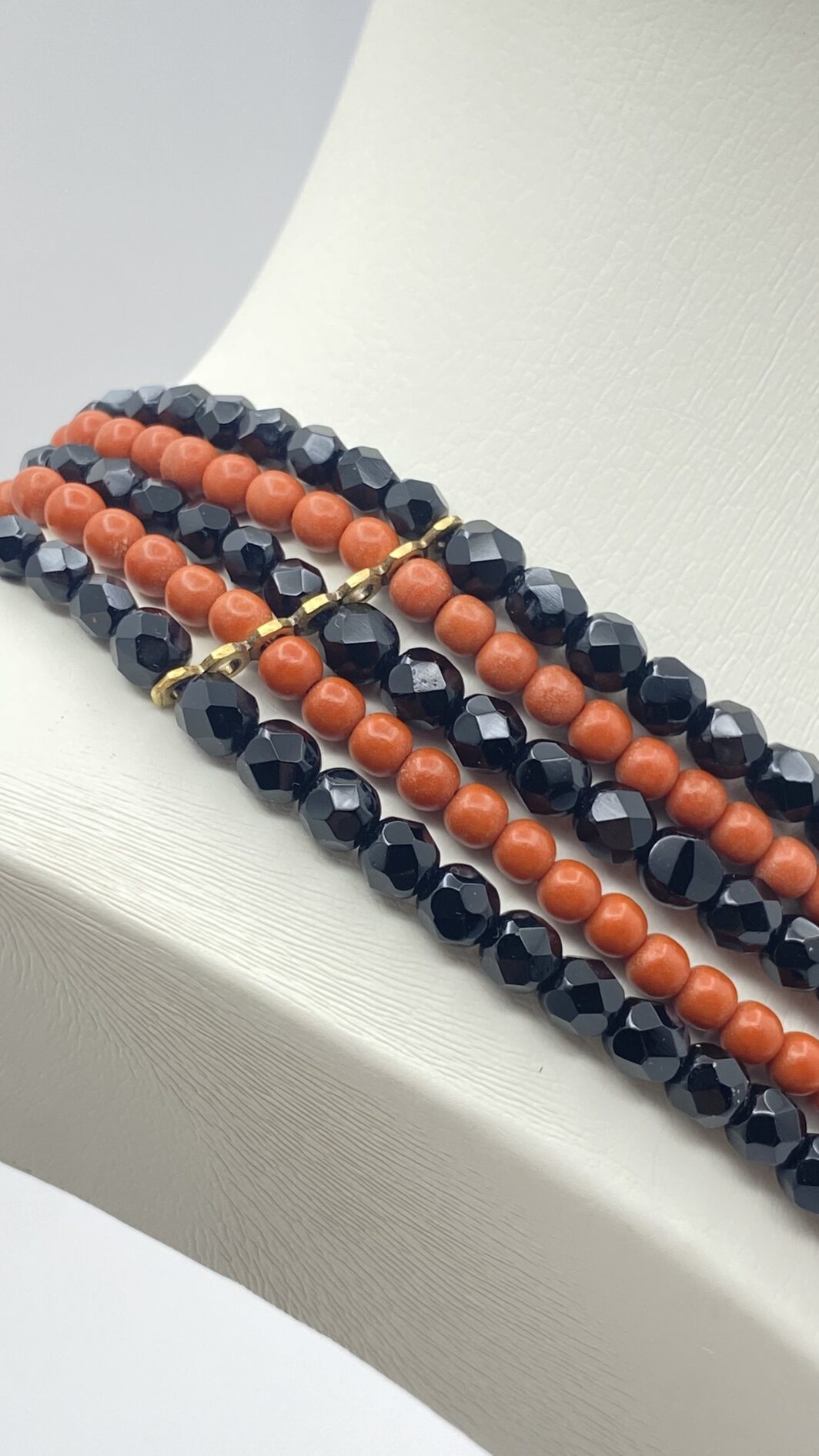 COLLANA VITTORIANA DA SOGNO A CINQUE FILI IN VETRO NERO SFACCETTATO E IN SIMIL CORALLO, CON SPLENDIDA PLACCA IN PORCELLANA FINEMENTE SMALTATA CON SCENA GALANTE,  CON CORNICE IN GIAIETTO: UN CAPOLAVORO D’EPOCA INIMITABILE. - immagine 6