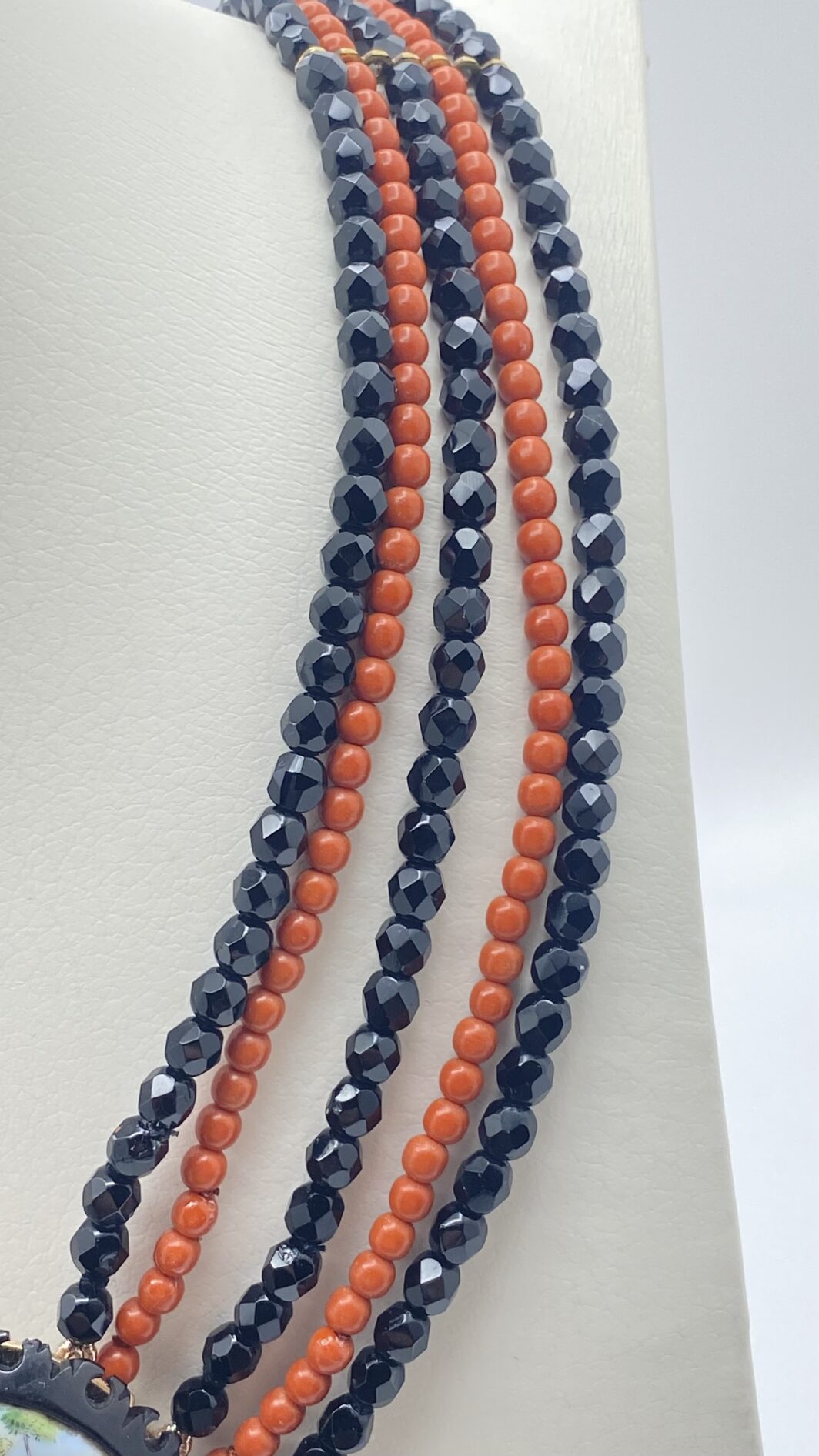 COLLANA VITTORIANA DA SOGNO A CINQUE FILI IN VETRO NERO SFACCETTATO E IN SIMIL CORALLO, CON SPLENDIDA PLACCA IN PORCELLANA FINEMENTE SMALTATA CON SCENA GALANTE,  CON CORNICE IN GIAIETTO: UN CAPOLAVORO D’EPOCA INIMITABILE. - immagine 7