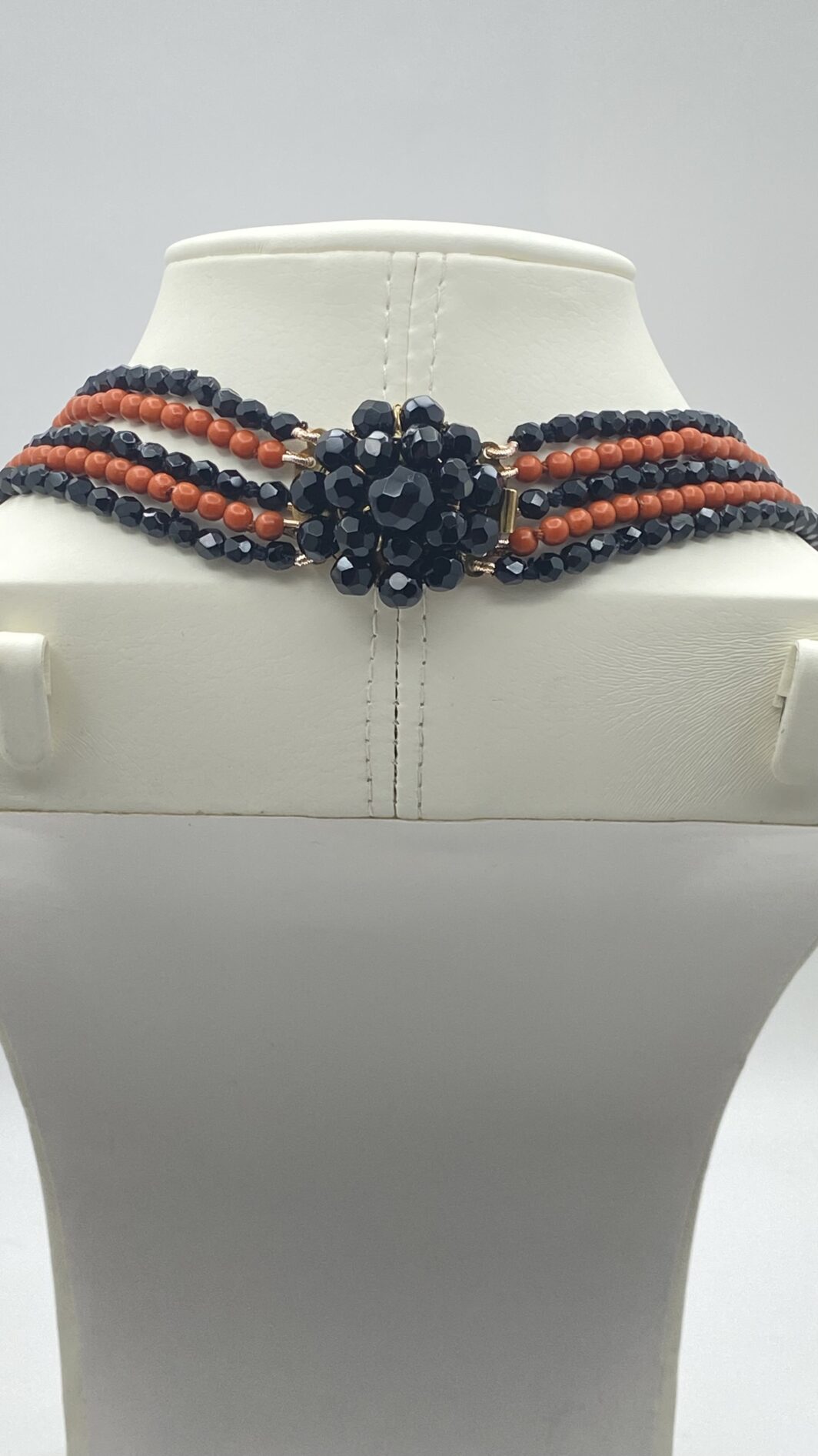 COLLANA VITTORIANA DA SOGNO A CINQUE FILI IN VETRO NERO SFACCETTATO E IN SIMIL CORALLO, CON SPLENDIDA PLACCA IN PORCELLANA FINEMENTE SMALTATA CON SCENA GALANTE,  CON CORNICE IN GIAIETTO: UN CAPOLAVORO D’EPOCA INIMITABILE. - immagine 8