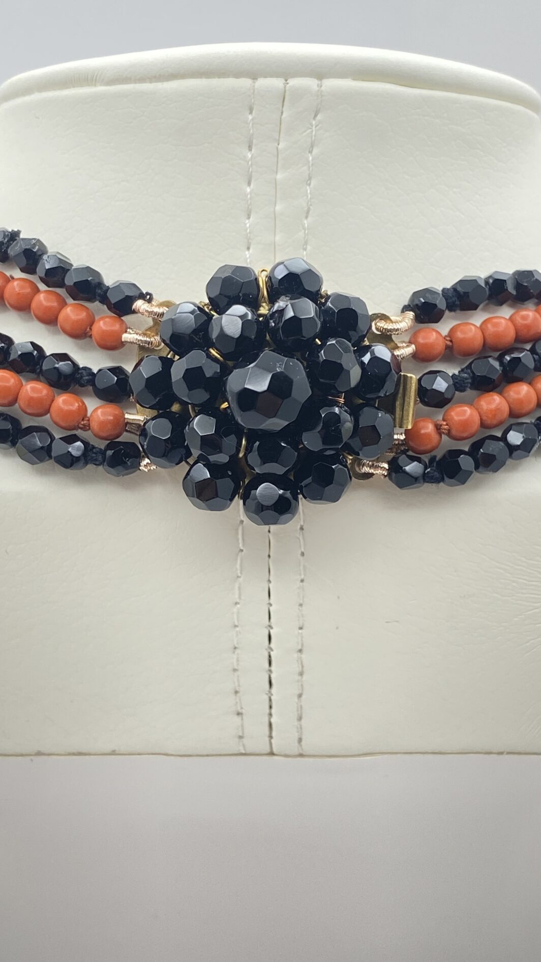COLLANA VITTORIANA DA SOGNO A CINQUE FILI IN VETRO NERO SFACCETTATO E IN SIMIL CORALLO, CON SPLENDIDA PLACCA IN PORCELLANA FINEMENTE SMALTATA CON SCENA GALANTE,  CON CORNICE IN GIAIETTO: UN CAPOLAVORO D’EPOCA INIMITABILE. - immagine 9
