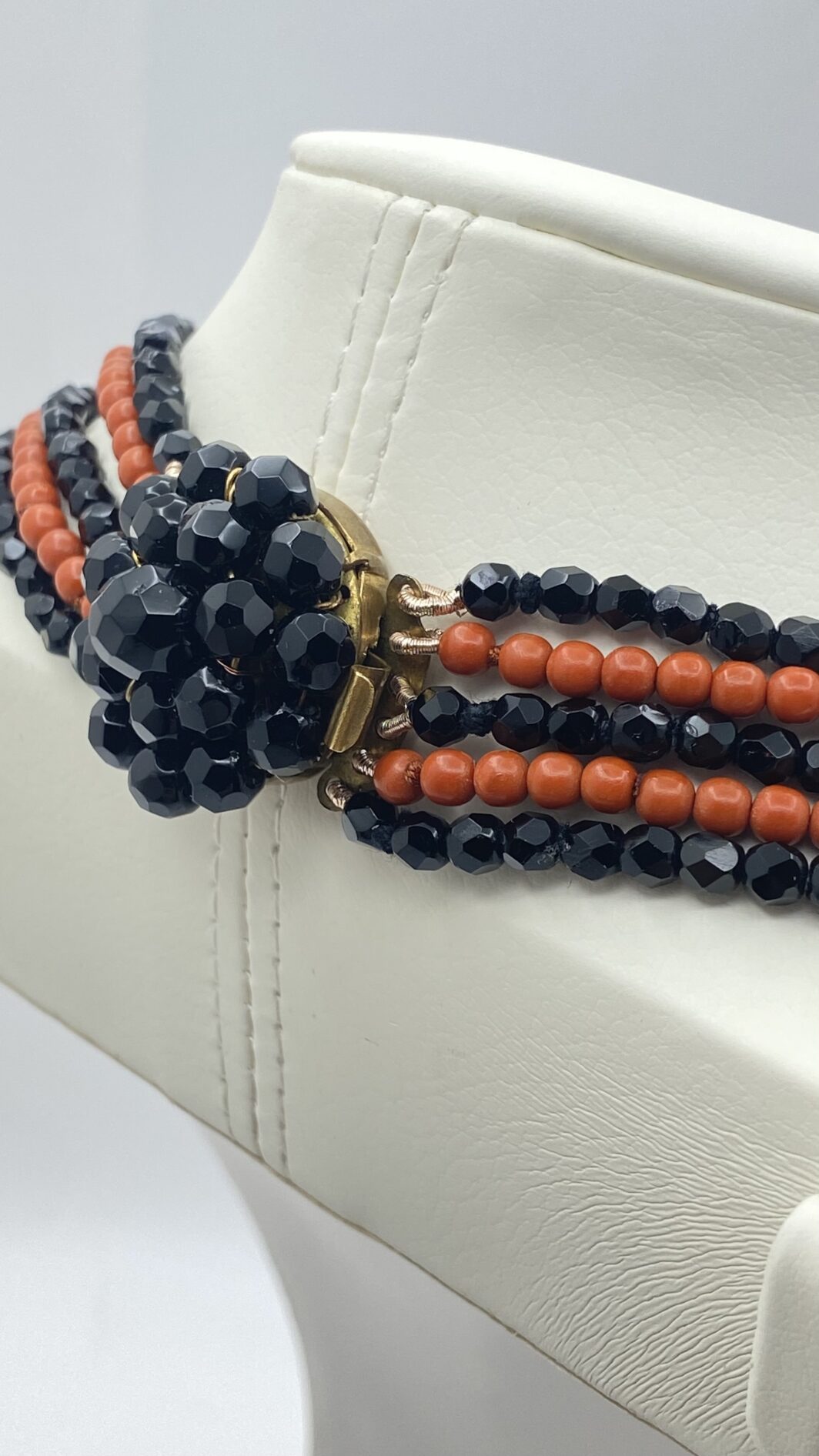 COLLANA VITTORIANA DA SOGNO A CINQUE FILI IN VETRO NERO SFACCETTATO E IN SIMIL CORALLO, CON SPLENDIDA PLACCA IN PORCELLANA FINEMENTE SMALTATA CON SCENA GALANTE,  CON CORNICE IN GIAIETTO: UN CAPOLAVORO D’EPOCA INIMITABILE. - immagine 10