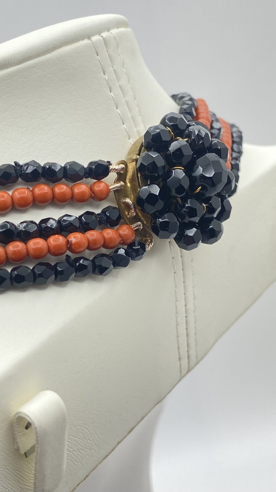 COLLANA VITTORIANA DA SOGNO A CINQUE FILI IN VETRO NERO SFACCETTATO E IN SIMIL CORALLO, CON SPLENDIDA PLACCA IN PORCELLANA FINEMENTE SMALTATA CON SCENA GALANTE,  CON CORNICE IN GIAIETTO: UN CAPOLAVORO D’EPOCA INIMITABILE. - immagine 12