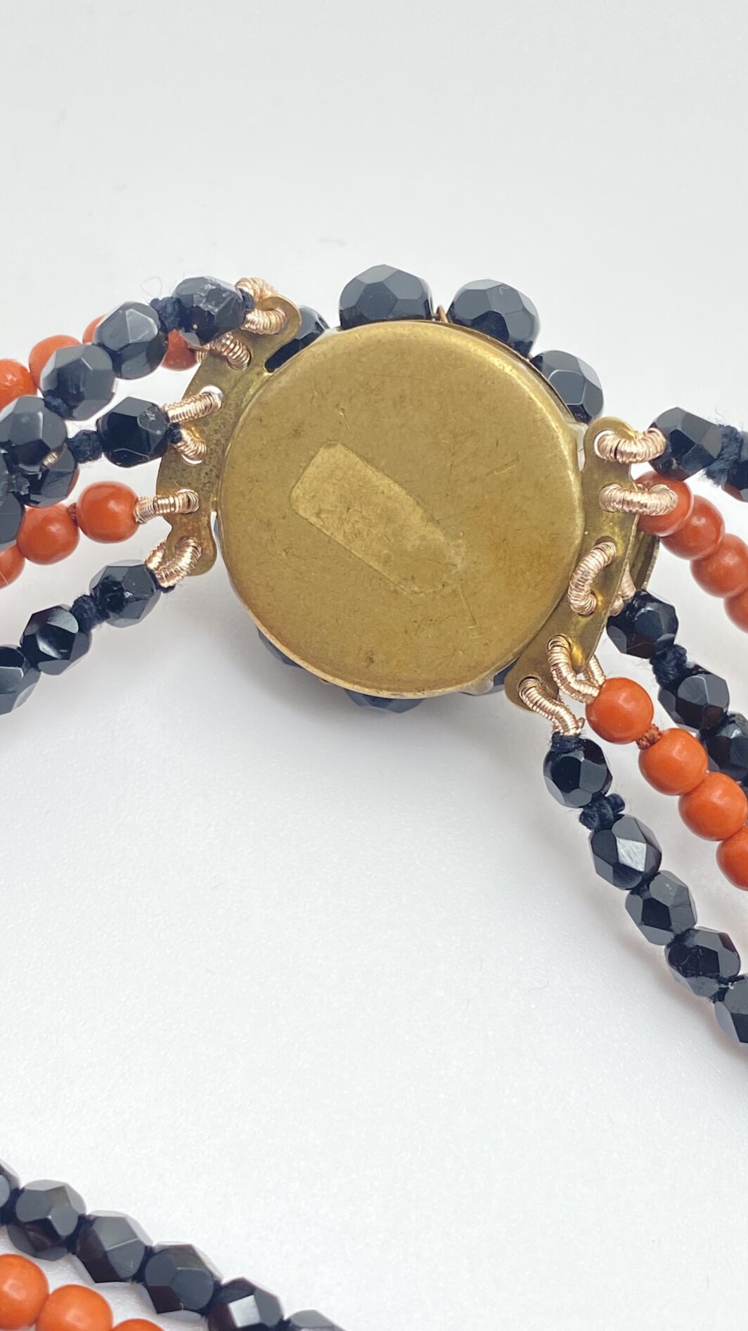COLLANA VITTORIANA DA SOGNO A CINQUE FILI IN VETRO NERO SFACCETTATO E IN SIMIL CORALLO, CON SPLENDIDA PLACCA IN PORCELLANA FINEMENTE SMALTATA CON SCENA GALANTE,  CON CORNICE IN GIAIETTO: UN CAPOLAVORO D’EPOCA INIMITABILE. - immagine 13