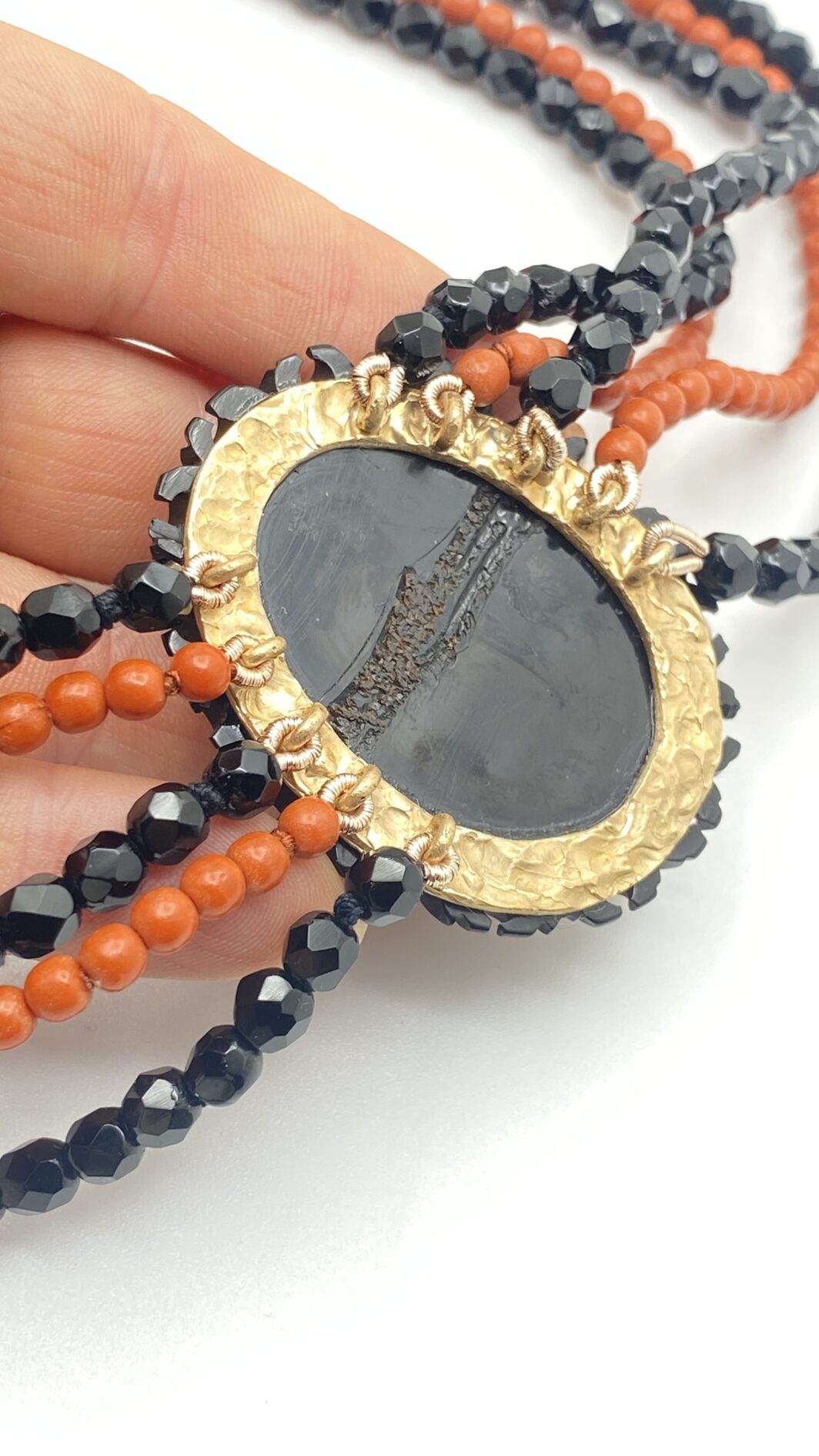 COLLANA VITTORIANA DA SOGNO A CINQUE FILI IN VETRO NERO SFACCETTATO E IN SIMIL CORALLO, CON SPLENDIDA PLACCA IN PORCELLANA FINEMENTE SMALTATA CON SCENA GALANTE,  CON CORNICE IN GIAIETTO: UN CAPOLAVORO D’EPOCA INIMITABILE. - immagine 11