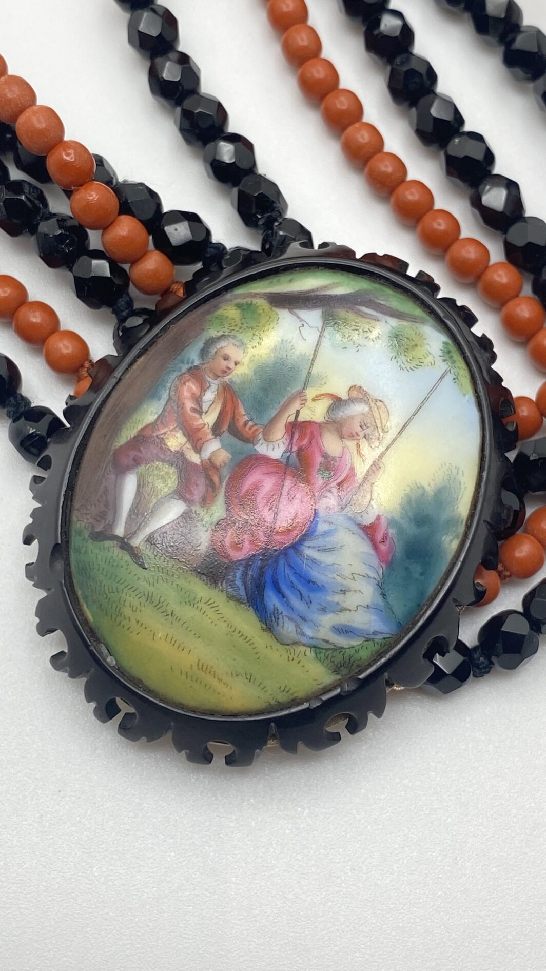 COLLANA VITTORIANA DA SOGNO A CINQUE FILI IN VETRO NERO SFACCETTATO E IN SIMIL CORALLO, CON SPLENDIDA PLACCA IN PORCELLANA FINEMENTE SMALTATA CON SCENA GALANTE,  CON CORNICE IN GIAIETTO: UN CAPOLAVORO D’EPOCA INIMITABILE. - immagine 14
