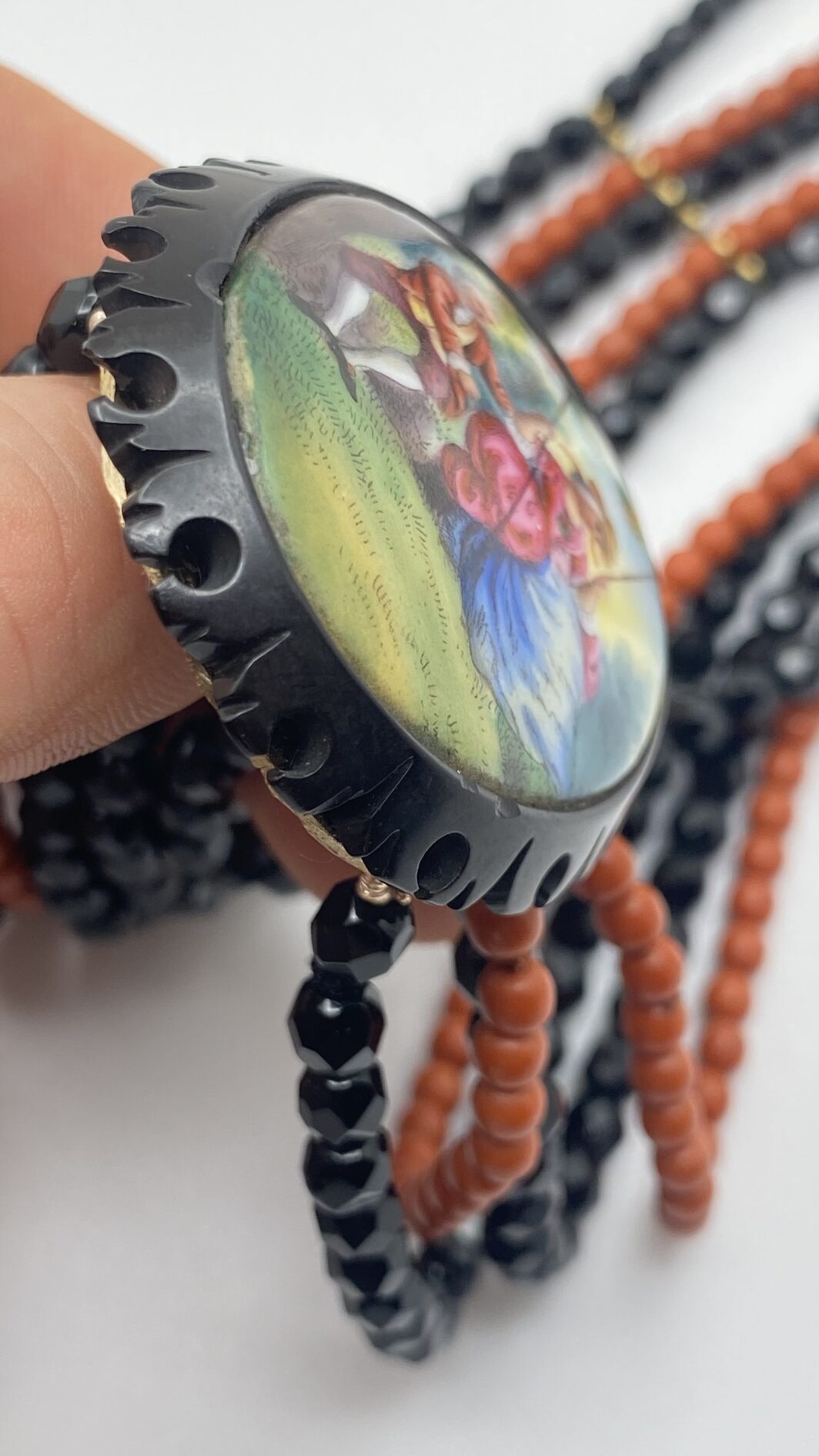 COLLANA VITTORIANA DA SOGNO A CINQUE FILI IN VETRO NERO SFACCETTATO E IN SIMIL CORALLO, CON SPLENDIDA PLACCA IN PORCELLANA FINEMENTE SMALTATA CON SCENA GALANTE,  CON CORNICE IN GIAIETTO: UN CAPOLAVORO D’EPOCA INIMITABILE. - immagine 15