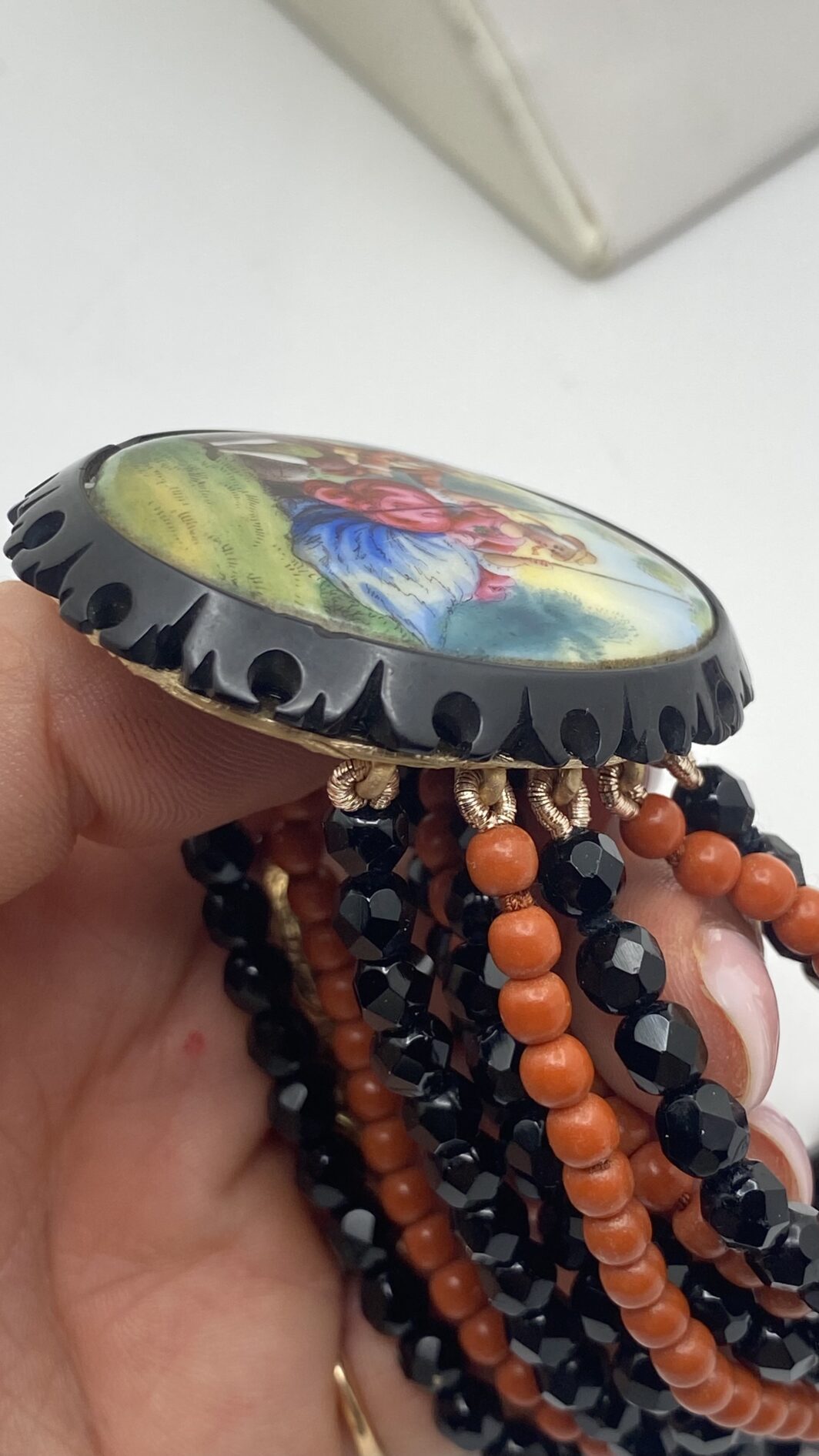 COLLANA VITTORIANA DA SOGNO A CINQUE FILI IN VETRO NERO SFACCETTATO E IN SIMIL CORALLO, CON SPLENDIDA PLACCA IN PORCELLANA FINEMENTE SMALTATA CON SCENA GALANTE,  CON CORNICE IN GIAIETTO: UN CAPOLAVORO D’EPOCA INIMITABILE. - immagine 16