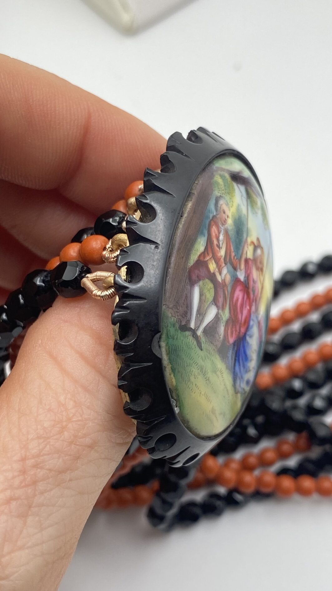COLLANA VITTORIANA DA SOGNO A CINQUE FILI IN VETRO NERO SFACCETTATO E IN SIMIL CORALLO, CON SPLENDIDA PLACCA IN PORCELLANA FINEMENTE SMALTATA CON SCENA GALANTE,  CON CORNICE IN GIAIETTO: UN CAPOLAVORO D’EPOCA INIMITABILE. - immagine 17