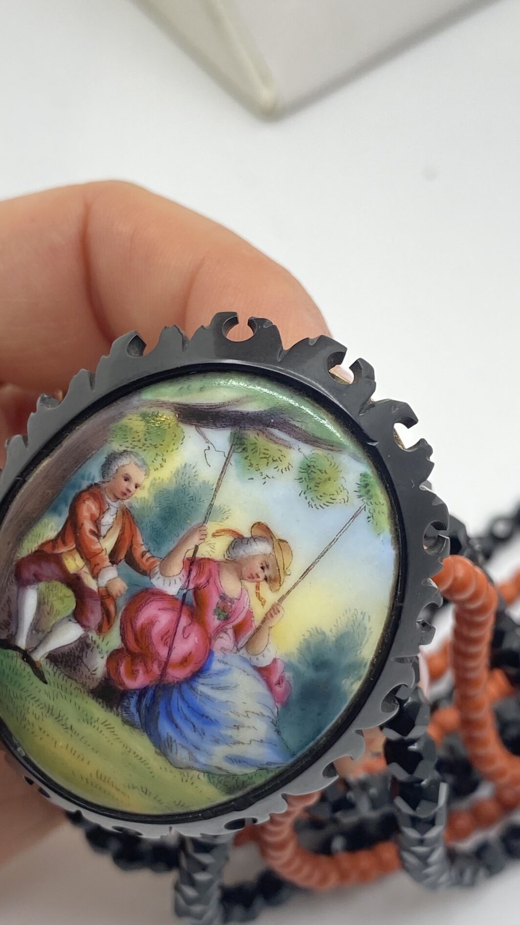 COLLANA VITTORIANA DA SOGNO A CINQUE FILI IN VETRO NERO SFACCETTATO E IN SIMIL CORALLO, CON SPLENDIDA PLACCA IN PORCELLANA FINEMENTE SMALTATA CON SCENA GALANTE,  CON CORNICE IN GIAIETTO: UN CAPOLAVORO D’EPOCA INIMITABILE. - immagine 18