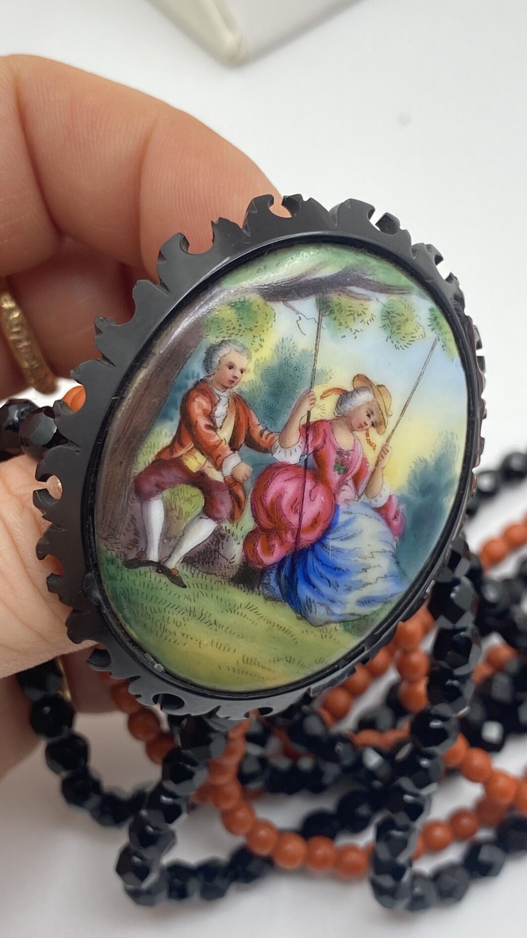 COLLANA VITTORIANA DA SOGNO A CINQUE FILI IN VETRO NERO SFACCETTATO E IN SIMIL CORALLO, CON SPLENDIDA PLACCA IN PORCELLANA FINEMENTE SMALTATA CON SCENA GALANTE,  CON CORNICE IN GIAIETTO: UN CAPOLAVORO D’EPOCA INIMITABILE. - immagine 19
