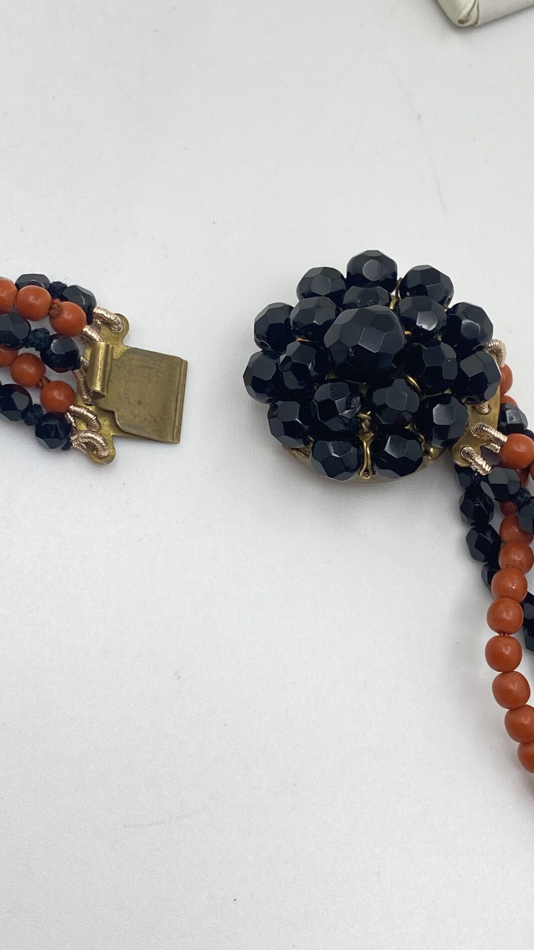 COLLANA VITTORIANA DA SOGNO A CINQUE FILI IN VETRO NERO SFACCETTATO E IN SIMIL CORALLO, CON SPLENDIDA PLACCA IN PORCELLANA FINEMENTE SMALTATA CON SCENA GALANTE,  CON CORNICE IN GIAIETTO: UN CAPOLAVORO D’EPOCA INIMITABILE. - immagine 20