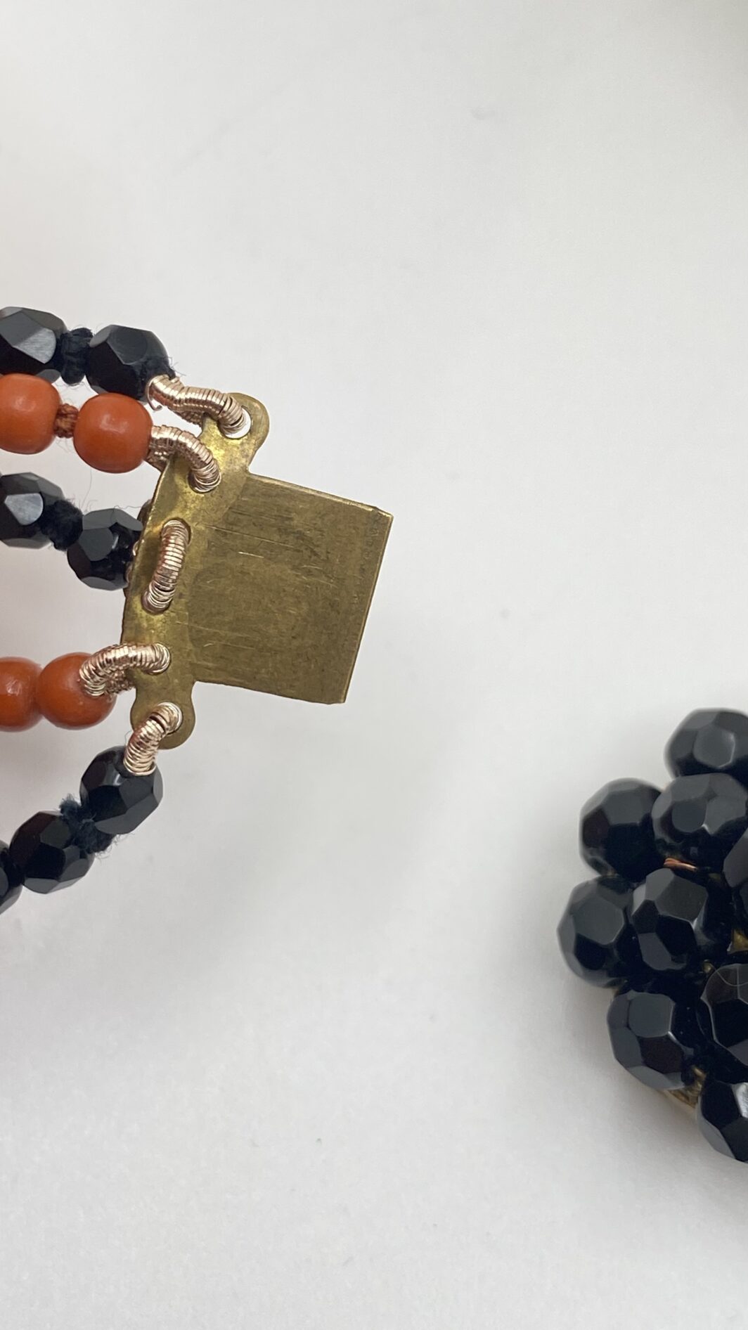 COLLANA VITTORIANA DA SOGNO A CINQUE FILI IN VETRO NERO SFACCETTATO E IN SIMIL CORALLO, CON SPLENDIDA PLACCA IN PORCELLANA FINEMENTE SMALTATA CON SCENA GALANTE,  CON CORNICE IN GIAIETTO: UN CAPOLAVORO D’EPOCA INIMITABILE. - immagine 21