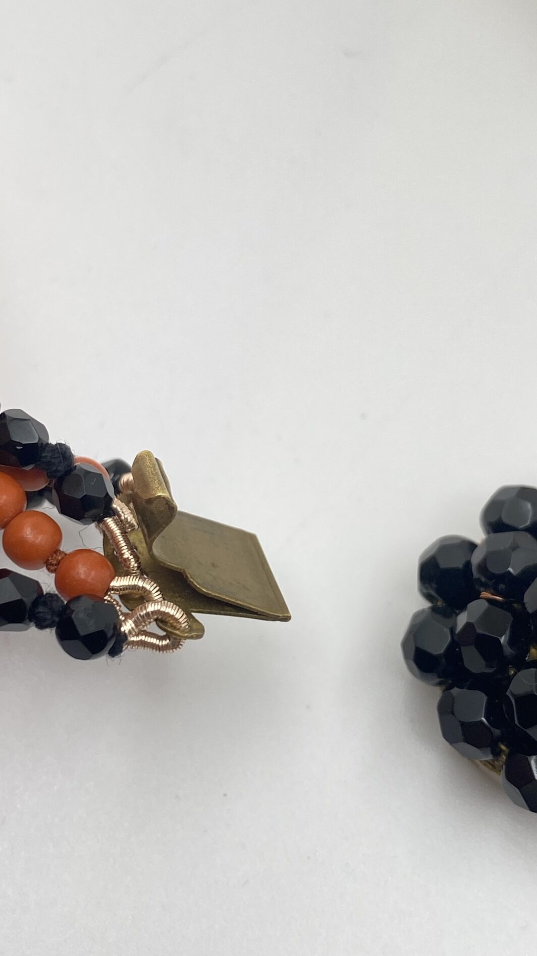 COLLANA VITTORIANA DA SOGNO A CINQUE FILI IN VETRO NERO SFACCETTATO E IN SIMIL CORALLO, CON SPLENDIDA PLACCA IN PORCELLANA FINEMENTE SMALTATA CON SCENA GALANTE,  CON CORNICE IN GIAIETTO: UN CAPOLAVORO D’EPOCA INIMITABILE. - immagine 22