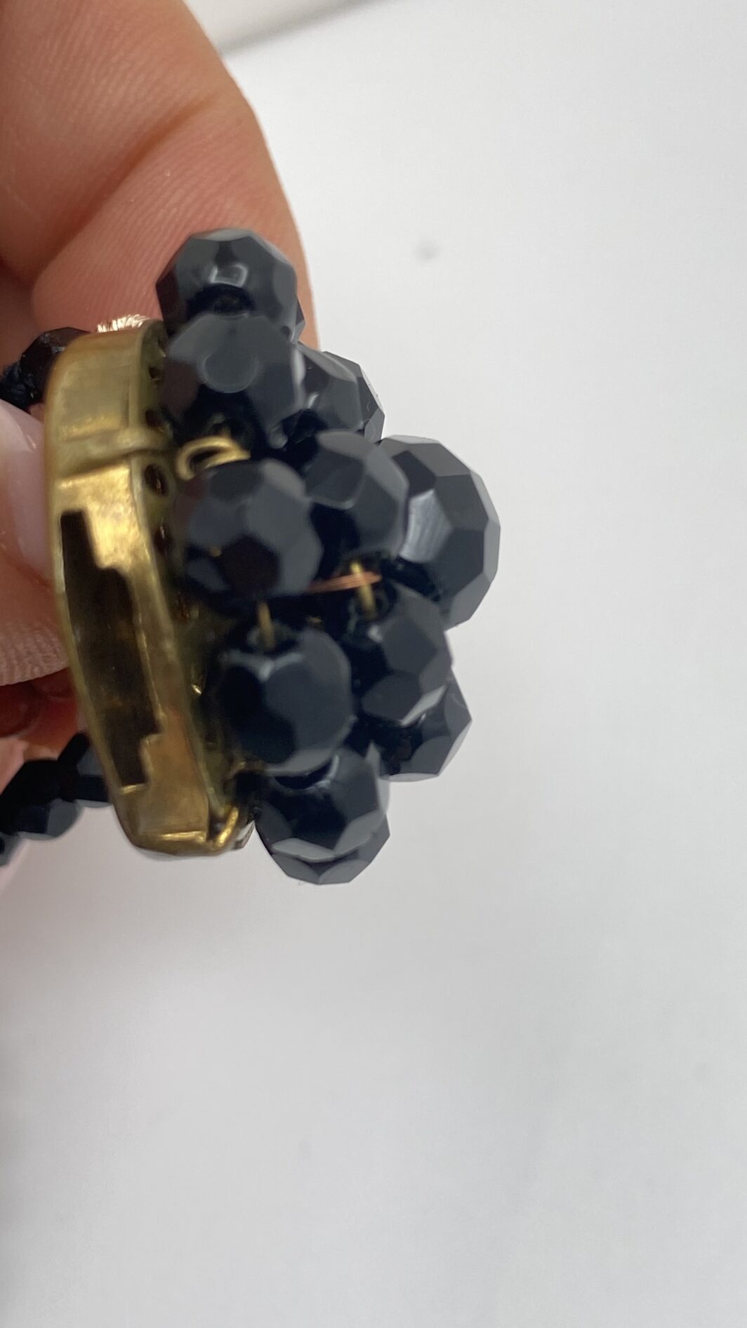 COLLANA VITTORIANA DA SOGNO A CINQUE FILI IN VETRO NERO SFACCETTATO E IN SIMIL CORALLO, CON SPLENDIDA PLACCA IN PORCELLANA FINEMENTE SMALTATA CON SCENA GALANTE,  CON CORNICE IN GIAIETTO: UN CAPOLAVORO D’EPOCA INIMITABILE. - immagine 23