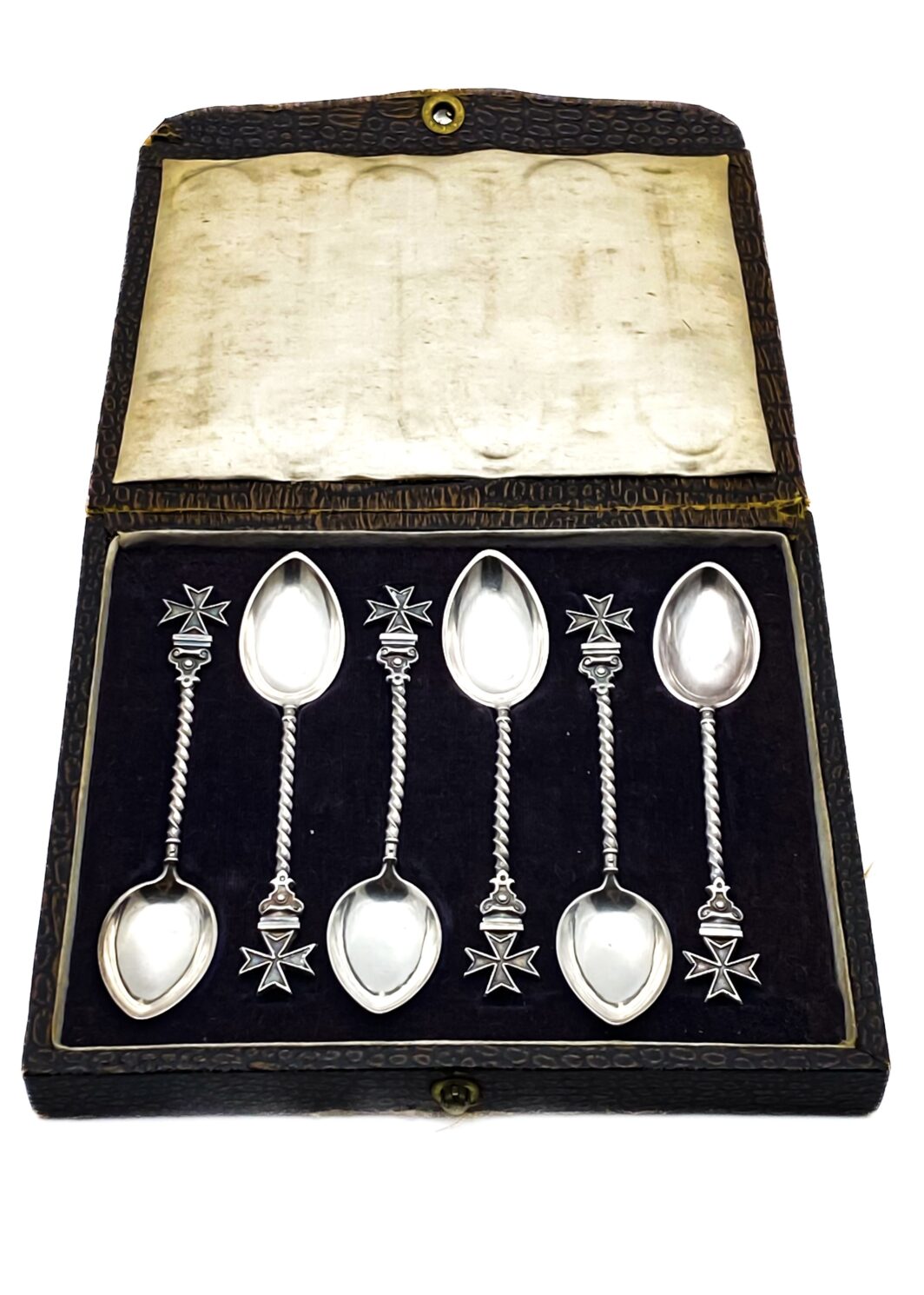 ELEGANTE SET COMPOSTO DA 6 CUCCHIAINI DA CAFFÈ IN ARGENTO STERLING 925 CON IMPUGNATURA A TORCHON E CROCE DELL’ORDINE DI MALTA – FINE ‘800, CON SCATOLA ORIGINALE