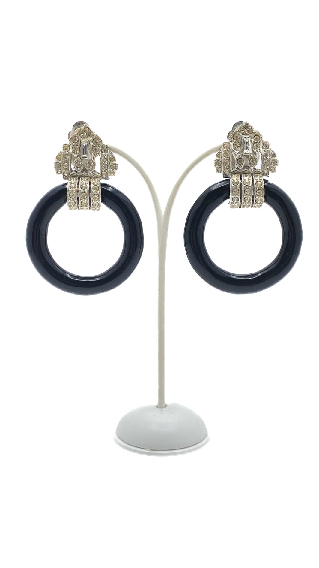 ELEGANTI ORECCHINI ANNI ’40 IN METALLO ARGENTATO, SMALTO NERO E STRASS DI CRISTALLO – ALTA BIGIOTTERIA D’EPOCA, STILE ART DÉCO