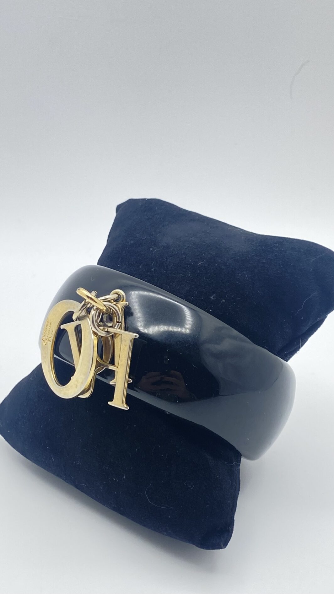 BRACCIALE VINTAGE DIOR IN BACHELITE NERA CON ICONICI CHARMS D-I-O-R - immagine 3