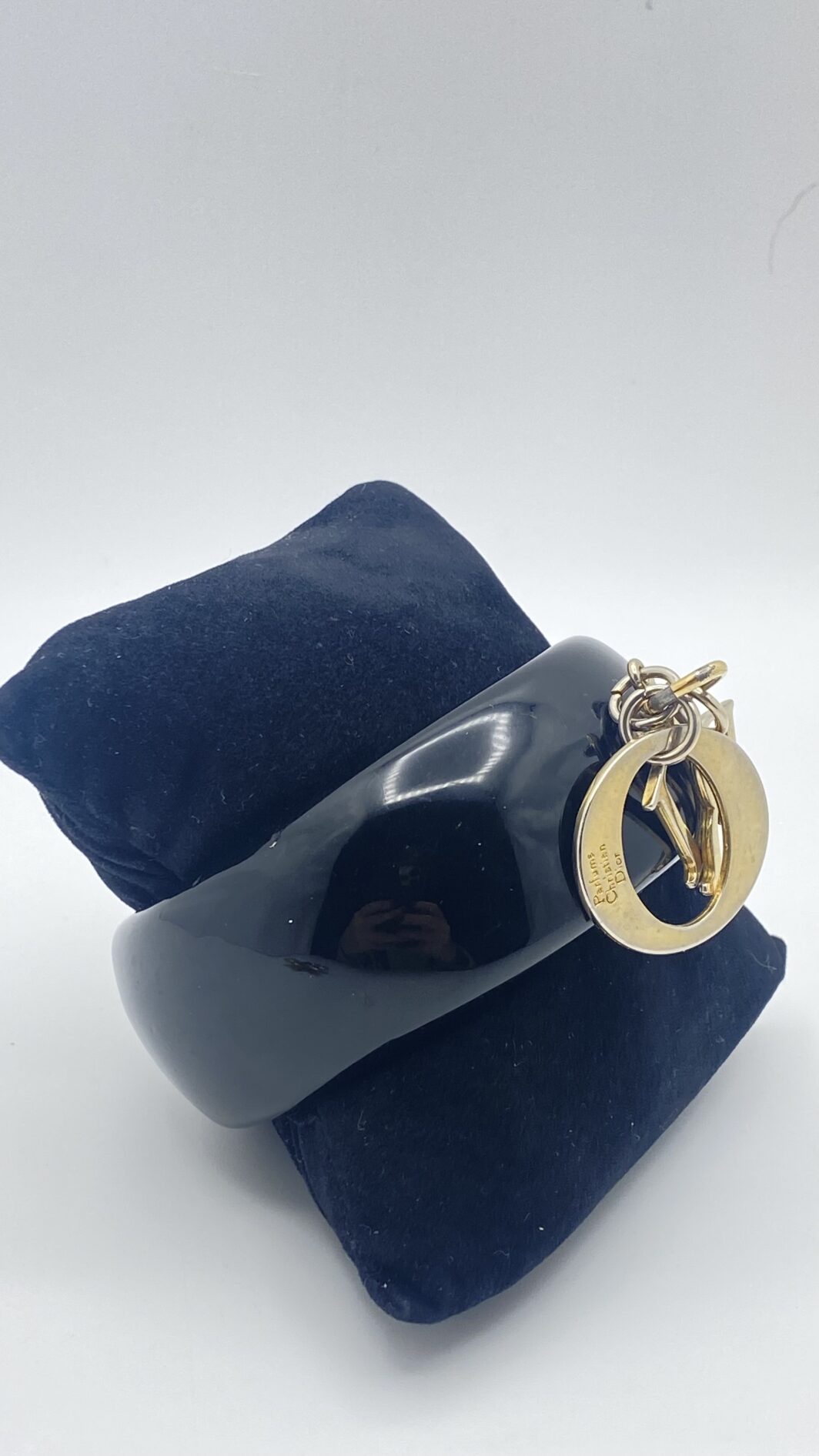 BRACCIALE VINTAGE DIOR IN BACHELITE NERA CON ICONICI CHARMS D-I-O-R - immagine 4