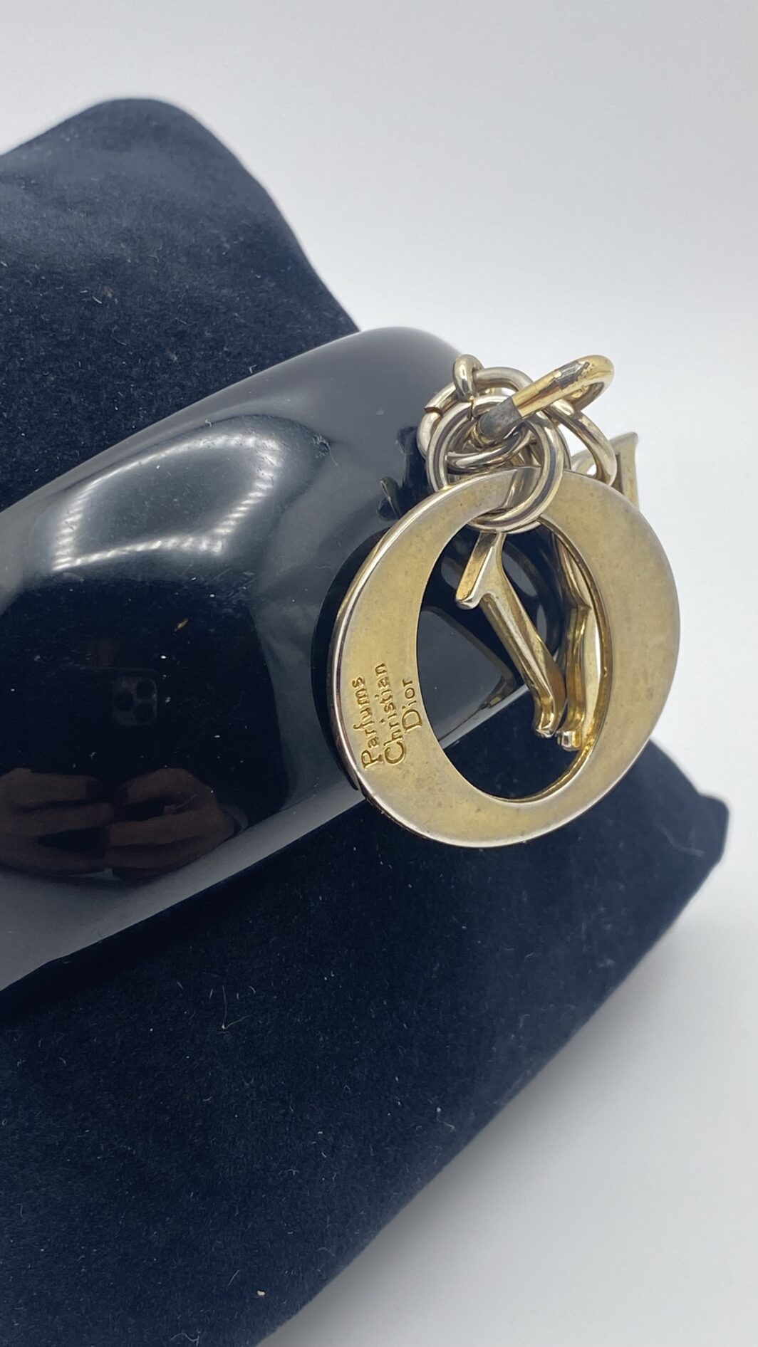BRACCIALE VINTAGE DIOR IN BACHELITE NERA CON ICONICI CHARMS D-I-O-R - immagine 5