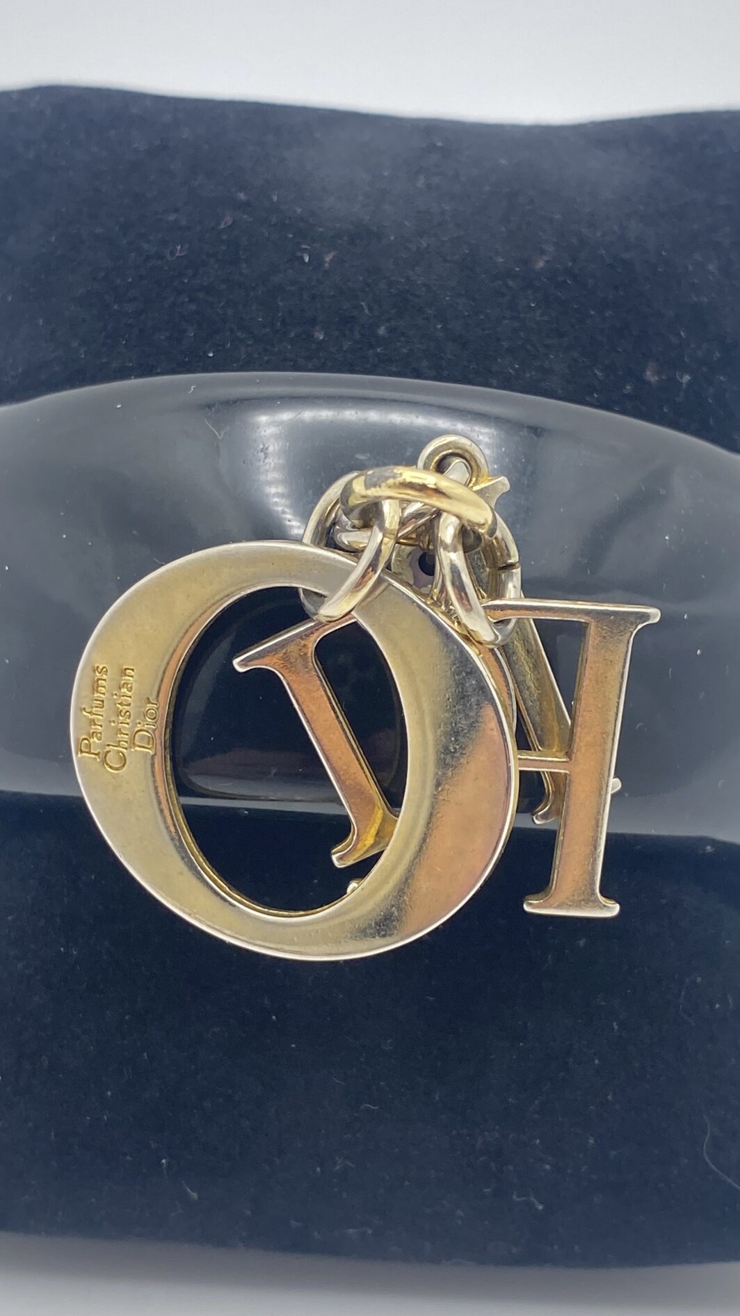 BRACCIALE VINTAGE DIOR IN BACHELITE NERA CON ICONICI CHARMS D-I-O-R - immagine 7