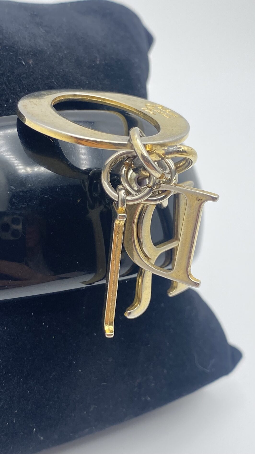 BRACCIALE VINTAGE DIOR IN BACHELITE NERA CON ICONICI CHARMS D-I-O-R - immagine 6