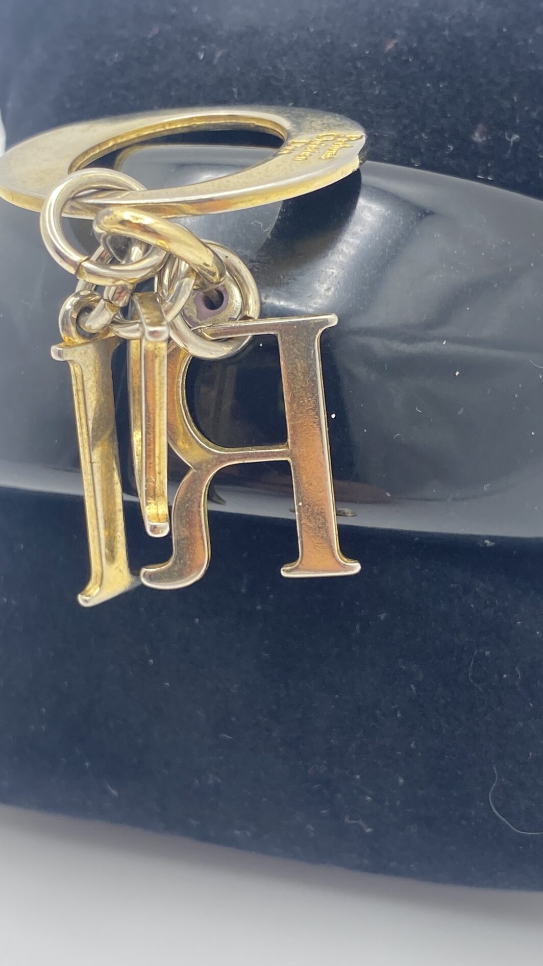 BRACCIALE VINTAGE DIOR IN BACHELITE NERA CON ICONICI CHARMS D-I-O-R - immagine 8