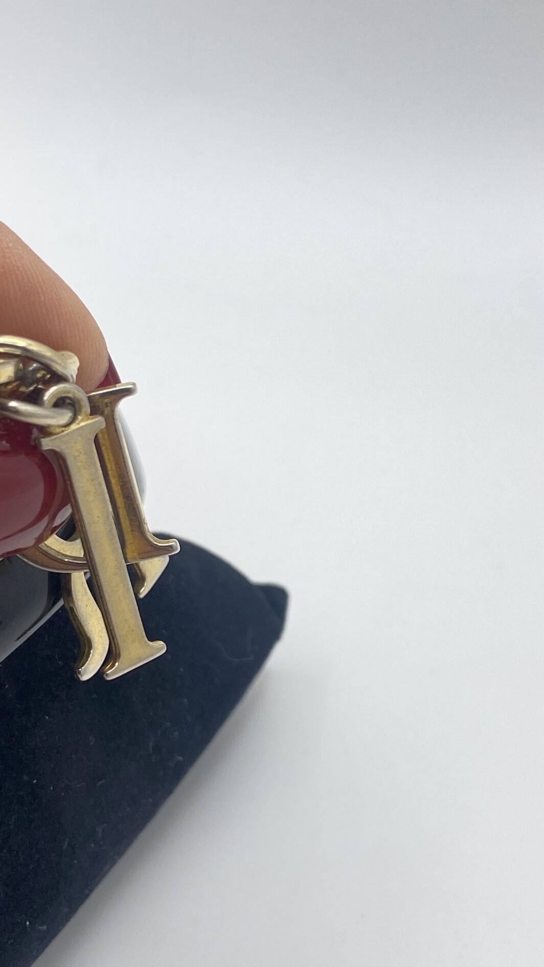 BRACCIALE VINTAGE DIOR IN BACHELITE NERA CON ICONICI CHARMS D-I-O-R - immagine 9