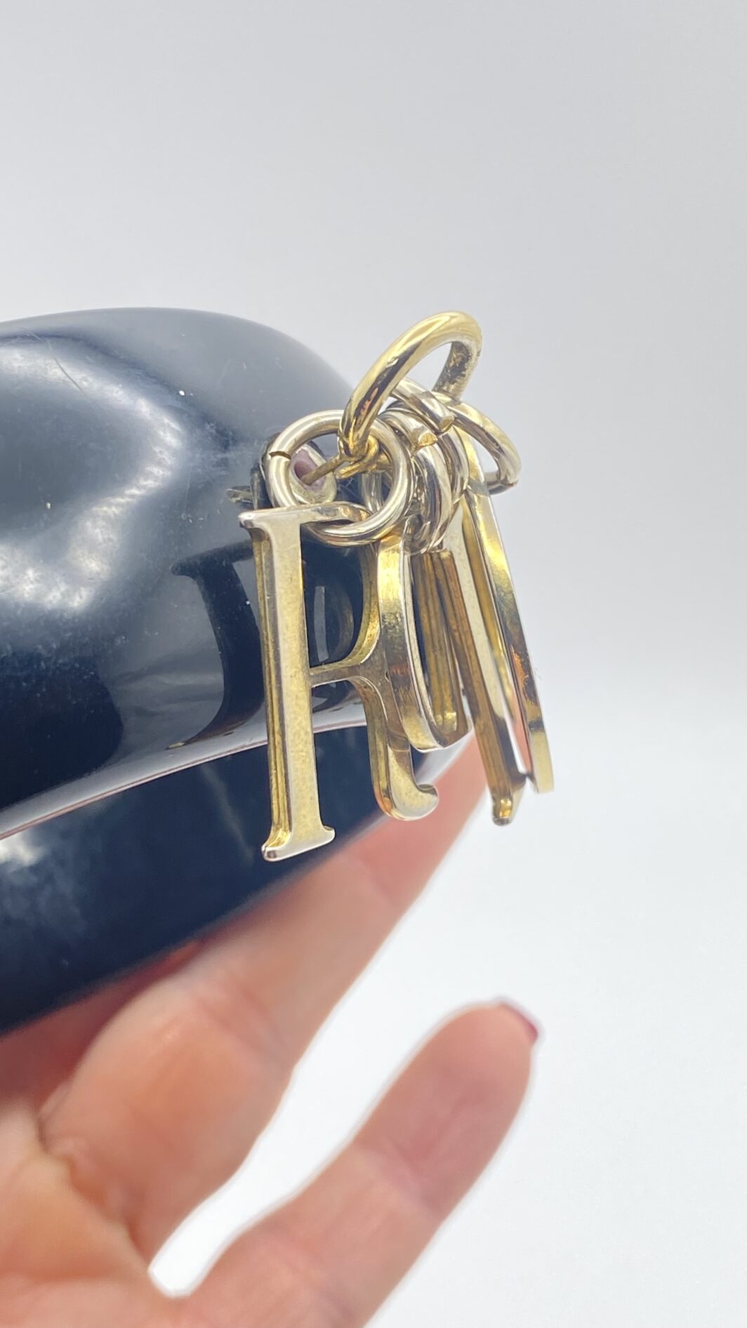 BRACCIALE VINTAGE DIOR IN BACHELITE NERA CON ICONICI CHARMS D-I-O-R - immagine 12