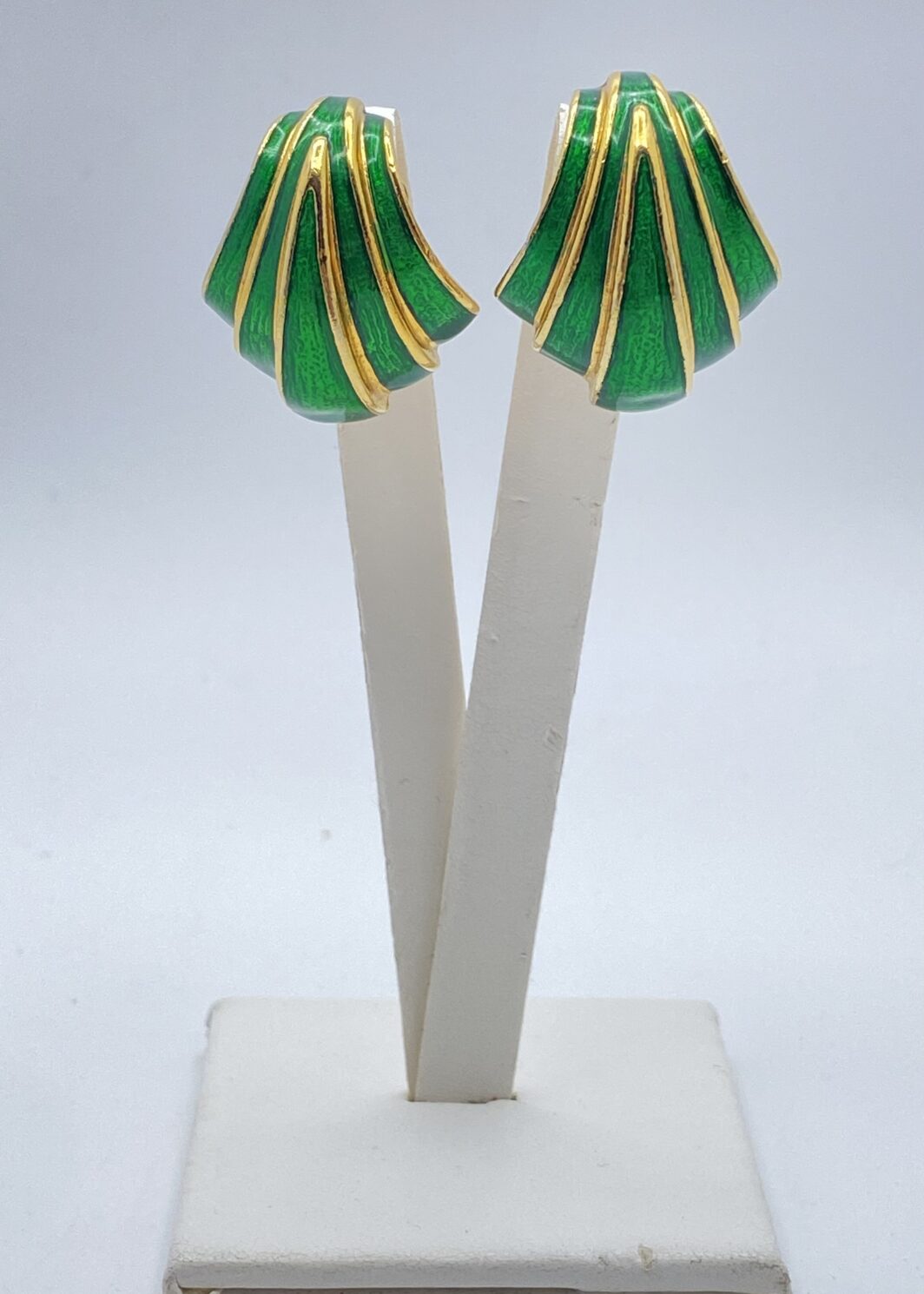 MAGNIFICI ORECCHINI VINTAGE IN METALLO GOLDTONE E SMALTI. BIGIOTTERIA AMERICANA ANNI ‘40.