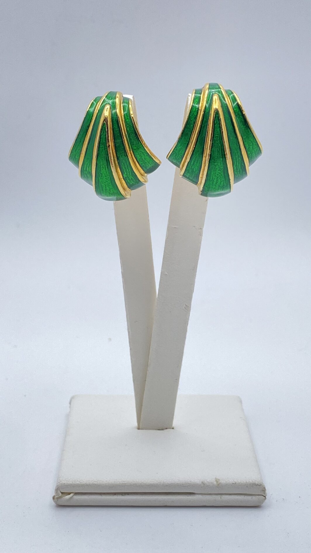MAGNIFICI ORECCHINI VINTAGE IN METALLO GOLDTONE E SMALTI. BIGIOTTERIA AMERICANA ANNI ‘40.