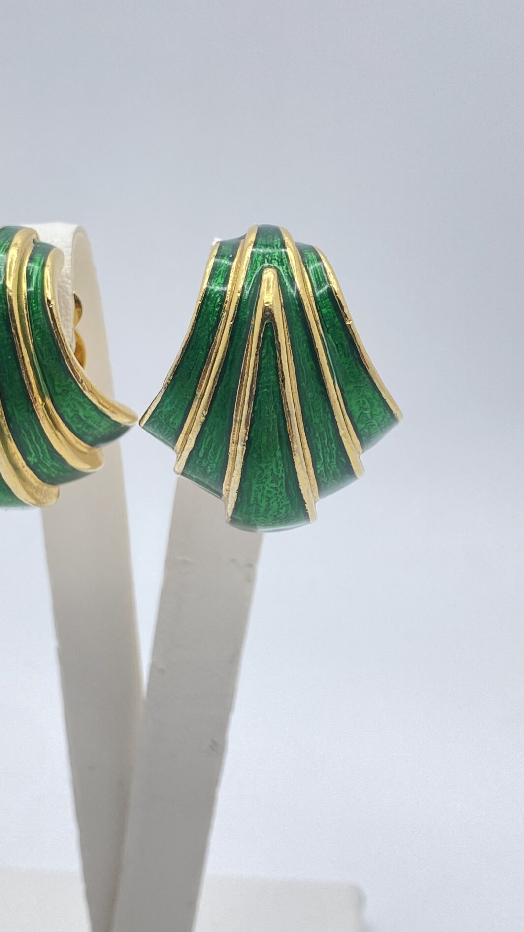 MAGNIFICI ORECCHINI VINTAGE IN METALLO GOLDTONE E SMALTI. BIGIOTTERIA AMERICANA ANNI ‘40. - immagine 10