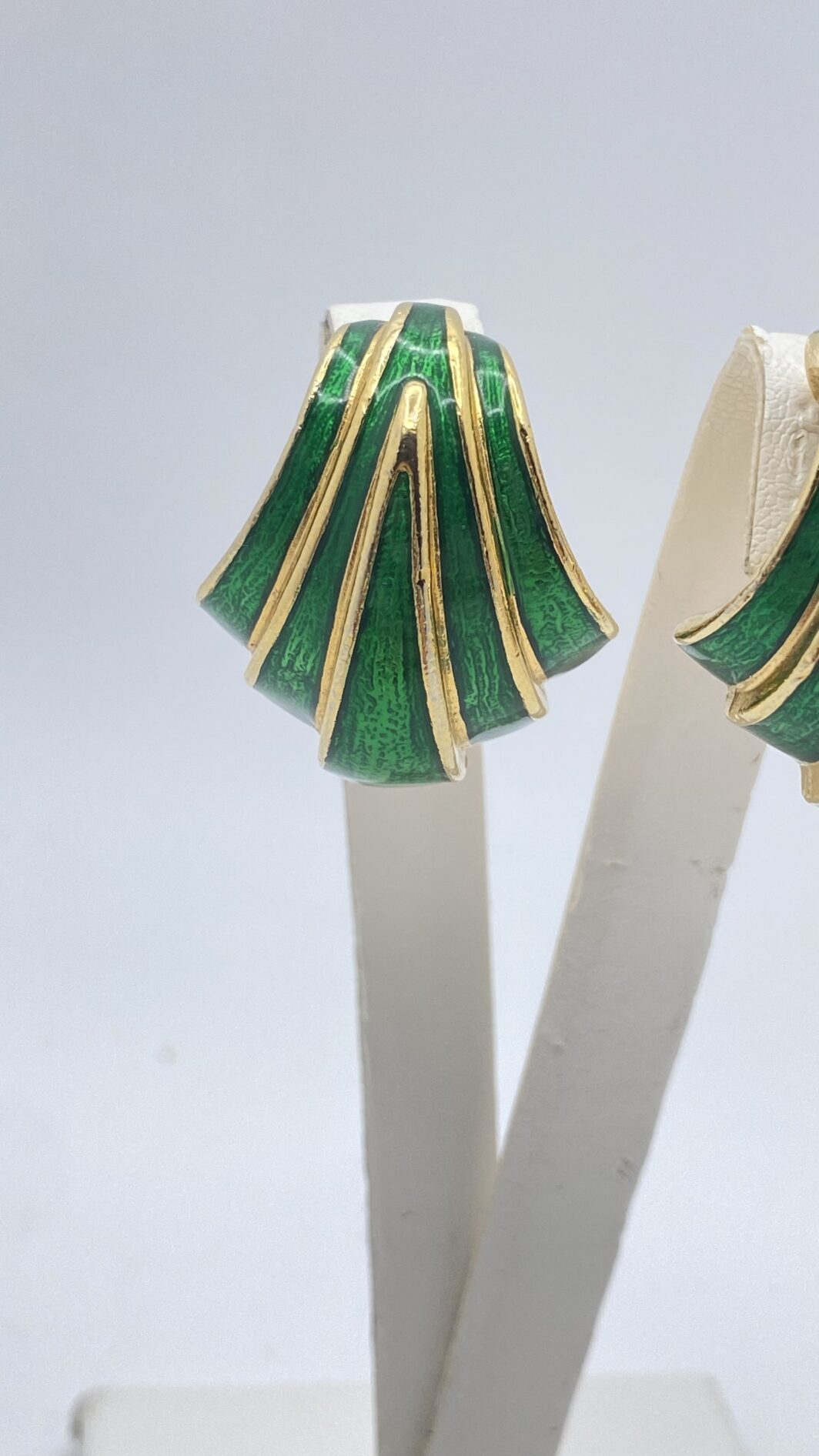 MAGNIFICI ORECCHINI VINTAGE IN METALLO GOLDTONE E SMALTI. BIGIOTTERIA AMERICANA ANNI ‘40. - immagine 5