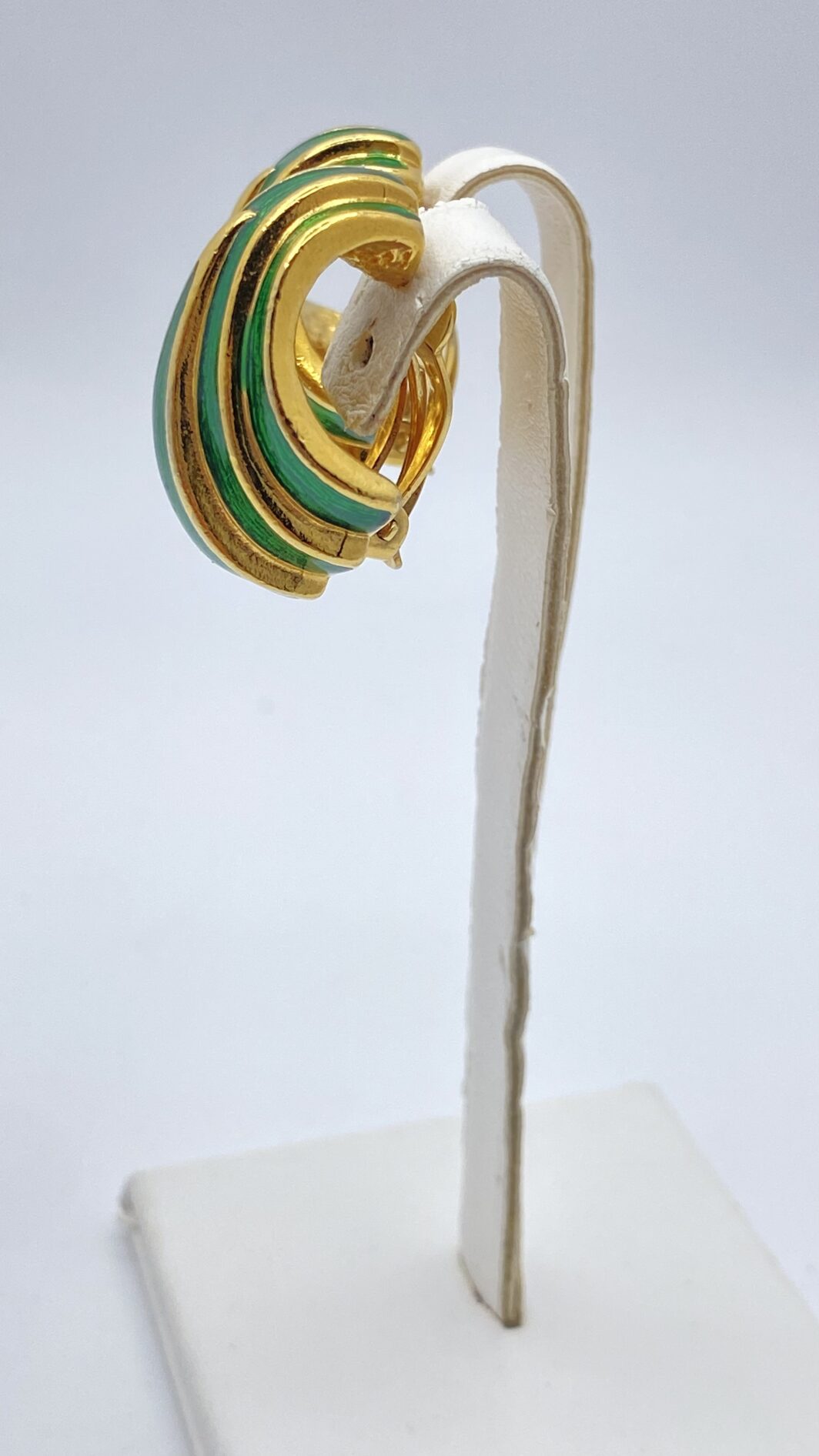 MAGNIFICI ORECCHINI VINTAGE IN METALLO GOLDTONE E SMALTI. BIGIOTTERIA AMERICANA ANNI ‘40. - immagine 6