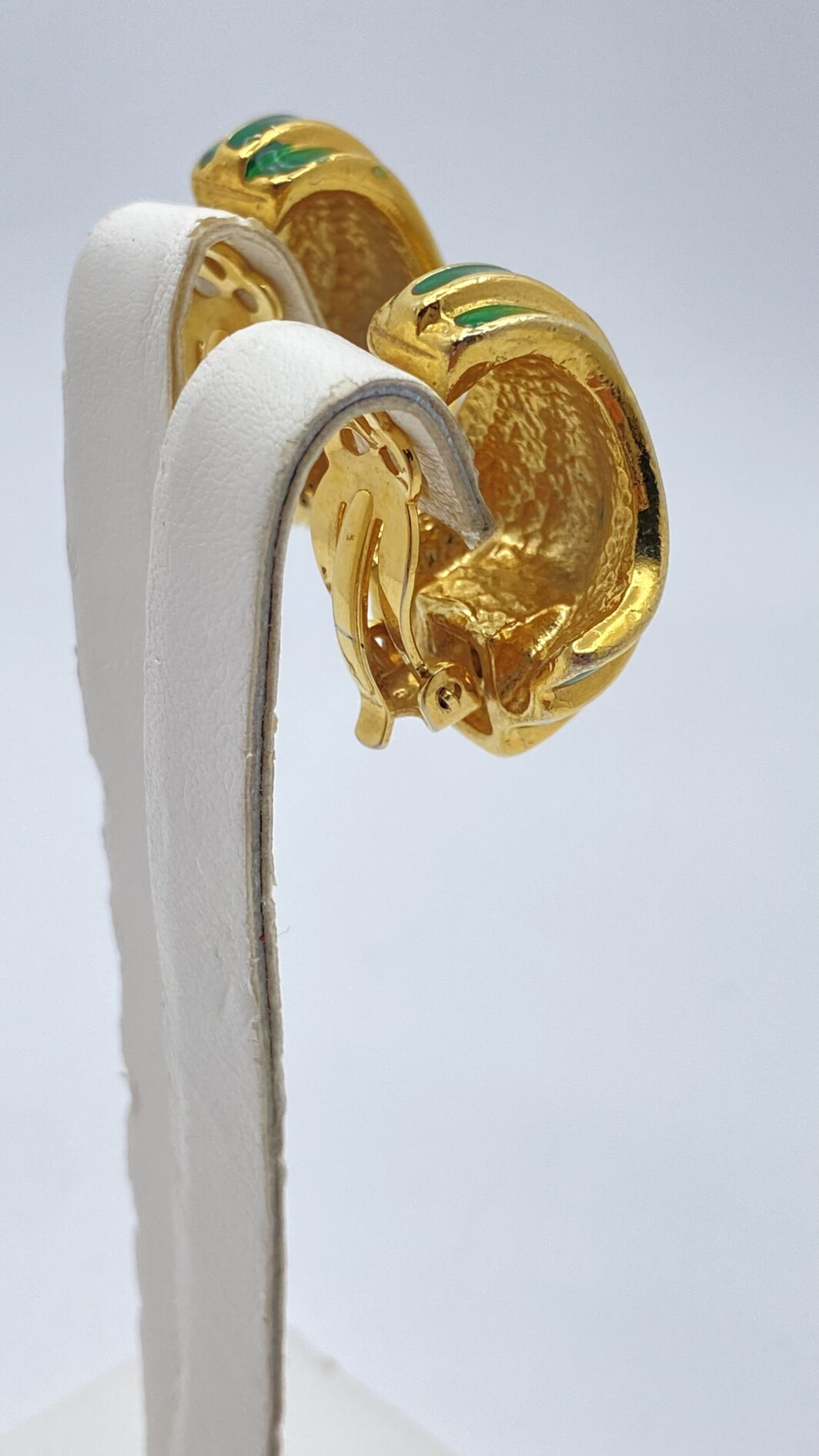 MAGNIFICI ORECCHINI VINTAGE IN METALLO GOLDTONE E SMALTI. BIGIOTTERIA AMERICANA ANNI ‘40. - immagine 7