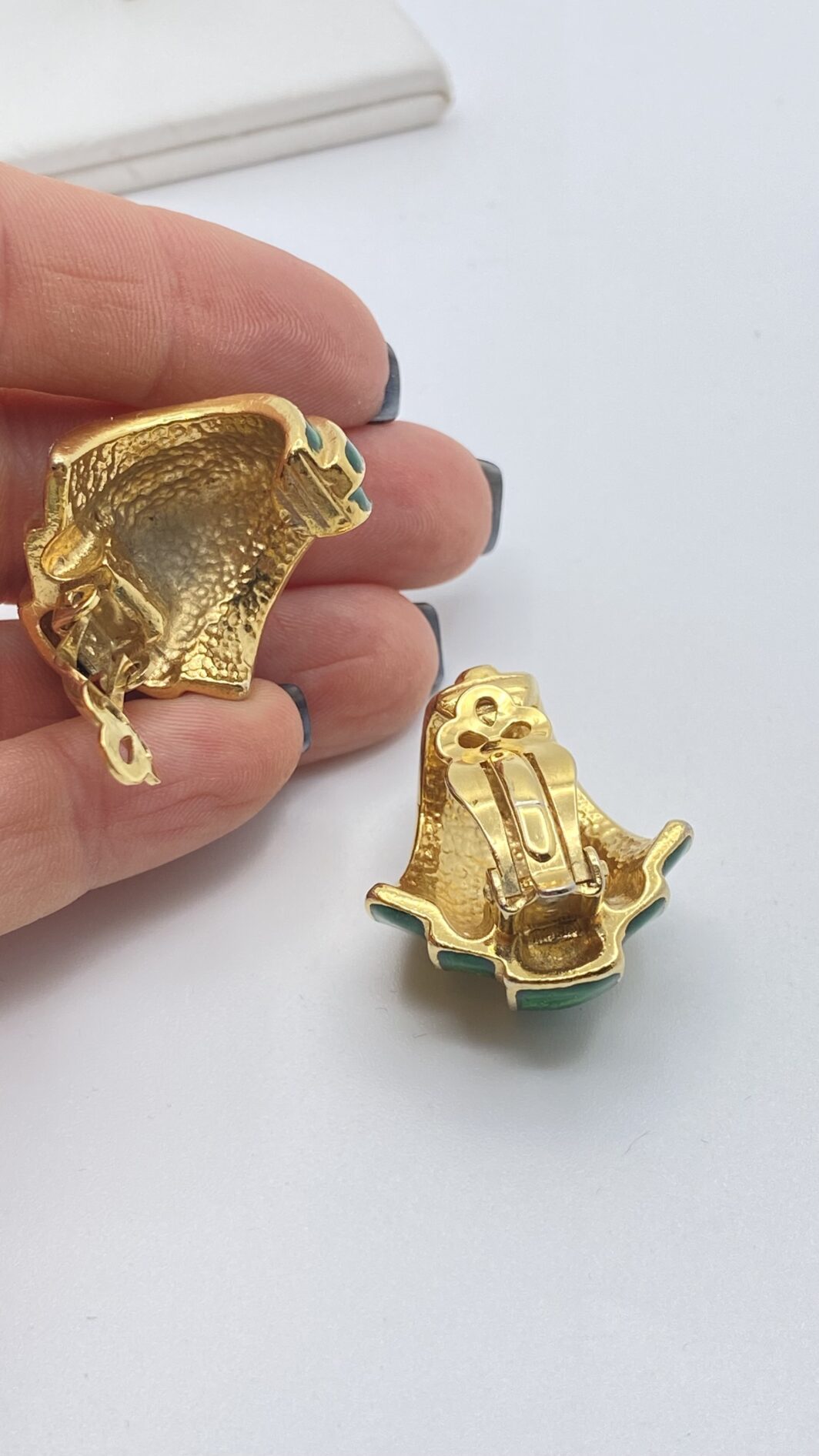 MAGNIFICI ORECCHINI VINTAGE IN METALLO GOLDTONE E SMALTI. BIGIOTTERIA AMERICANA ANNI ‘40. - immagine 8