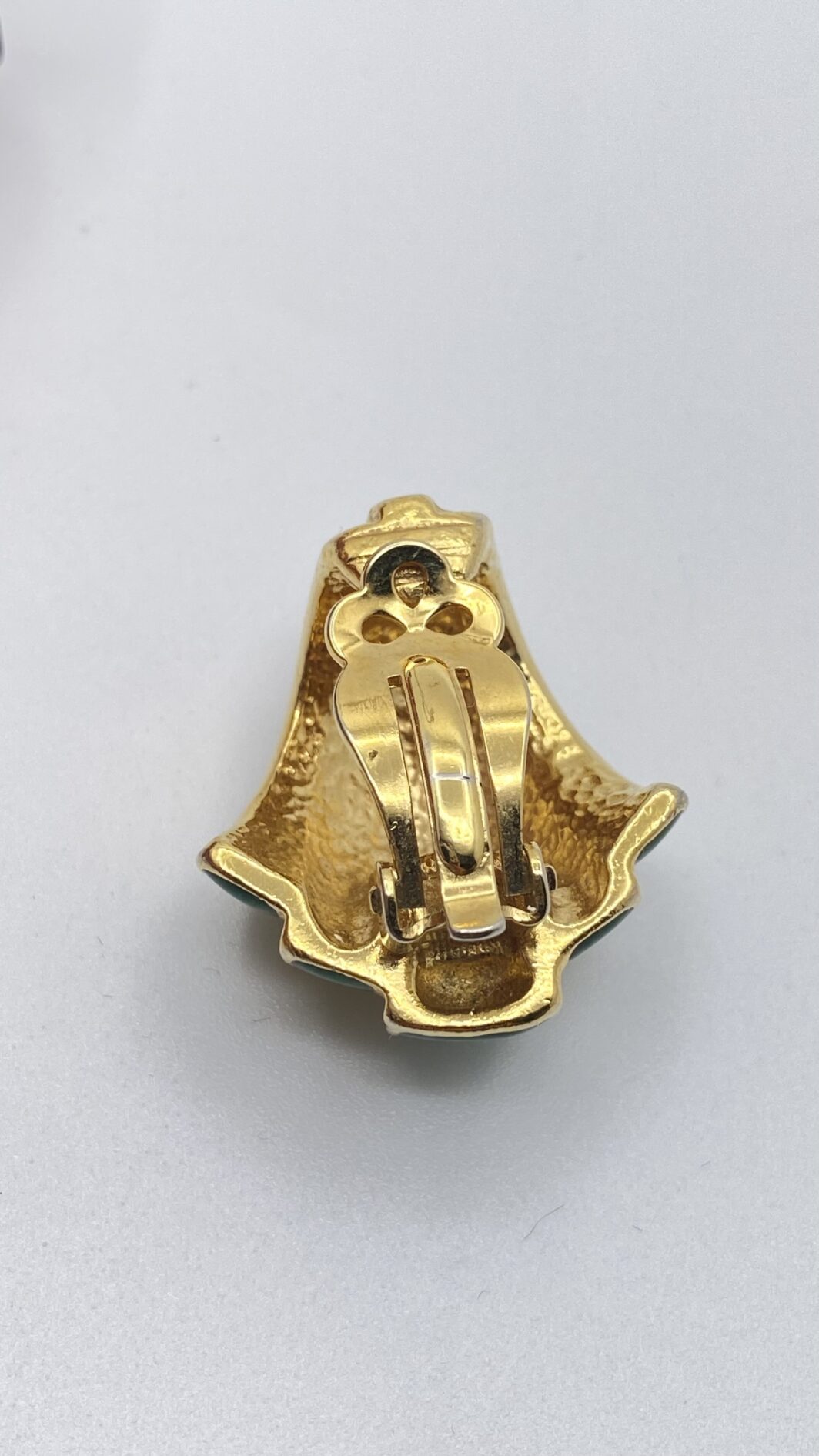 MAGNIFICI ORECCHINI VINTAGE IN METALLO GOLDTONE E SMALTI. BIGIOTTERIA AMERICANA ANNI ‘40. - immagine 9