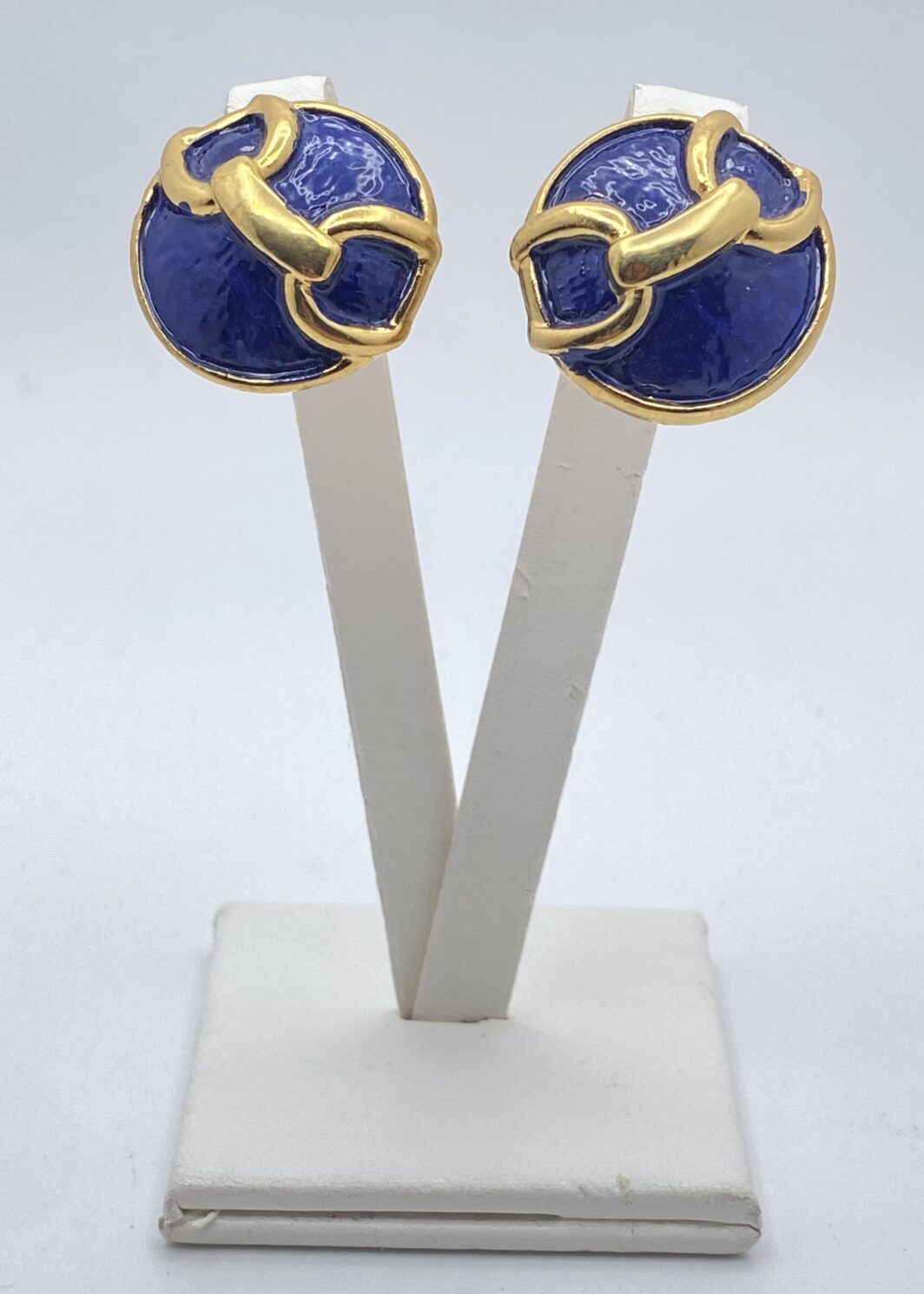 BELLISSIMO PAIO DI ORECCHINI VINTAGE IN METALLO GOLDTONE E SMALTI BLU, NELLO STILE “GUCCI”. EQUESTRIAN VIBE.