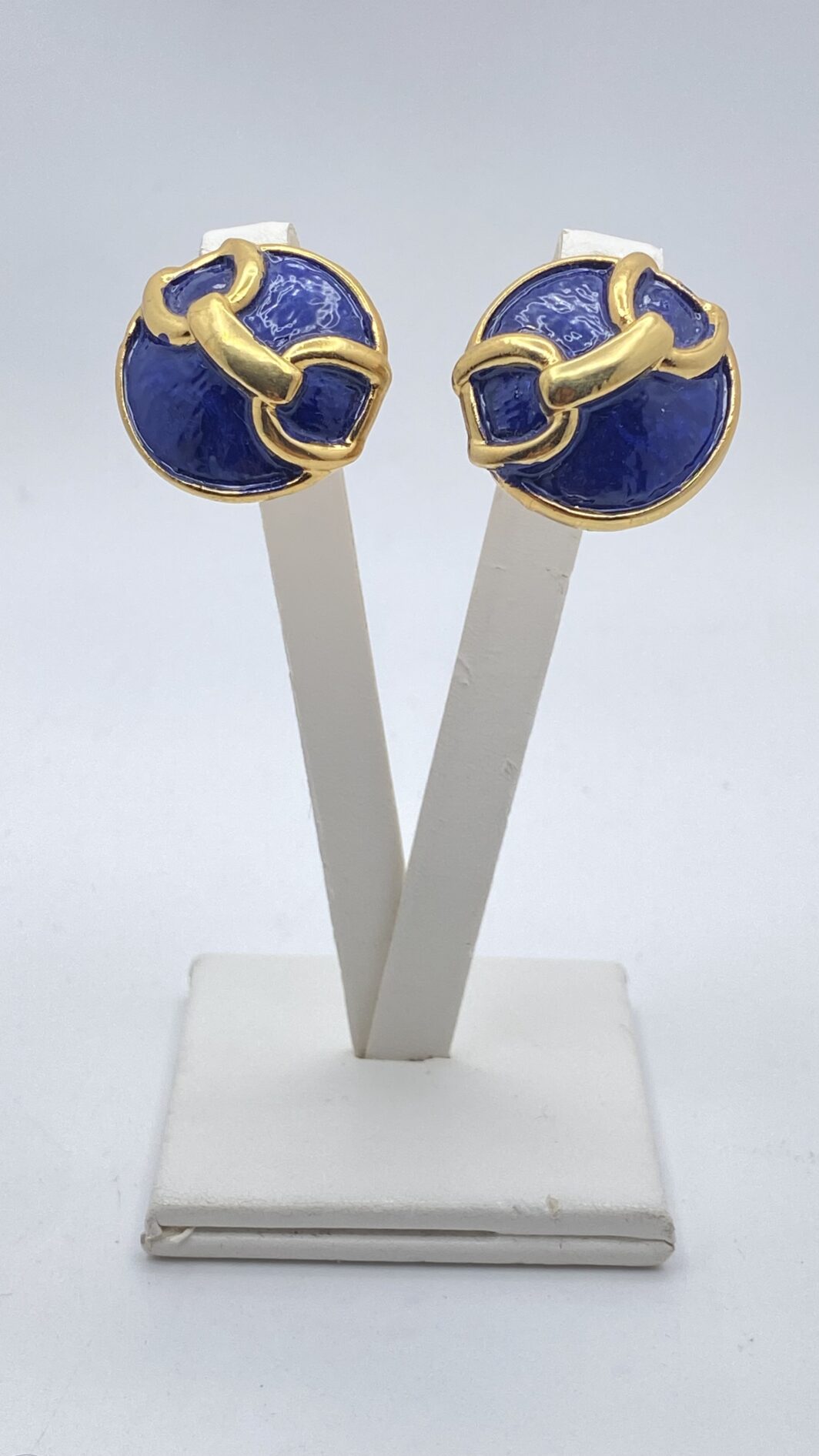 BELLISSIMO PAIO DI ORECCHINI VINTAGE IN METALLO GOLDTONE E SMALTI BLU, NELLO STILE “GUCCI”. EQUESTRIAN VIBE.