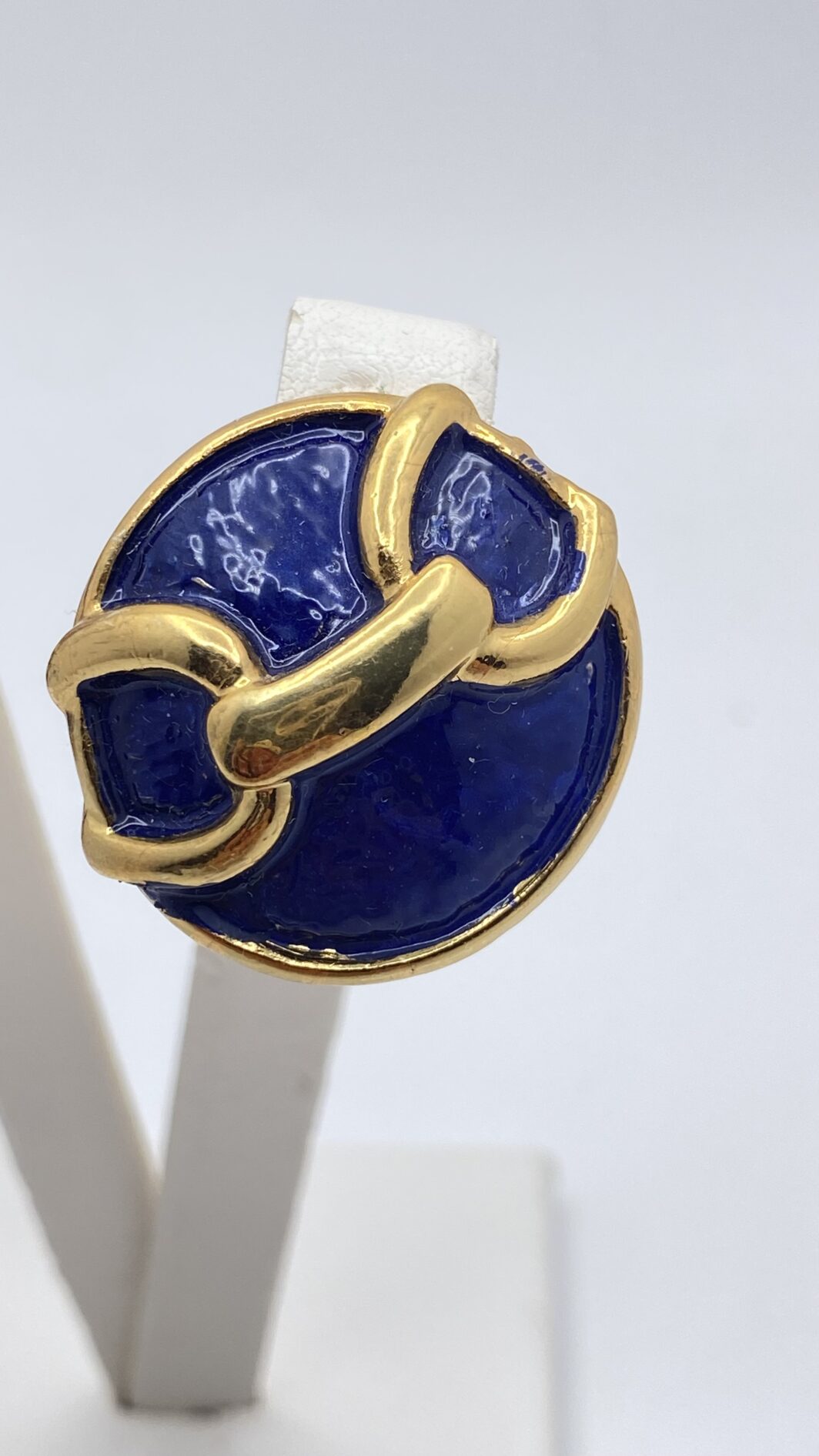 BELLISSIMO PAIO DI ORECCHINI VINTAGE IN METALLO GOLDTONE E SMALTI BLU, NELLO STILE “GUCCI”. EQUESTRIAN VIBE. - immagine 4