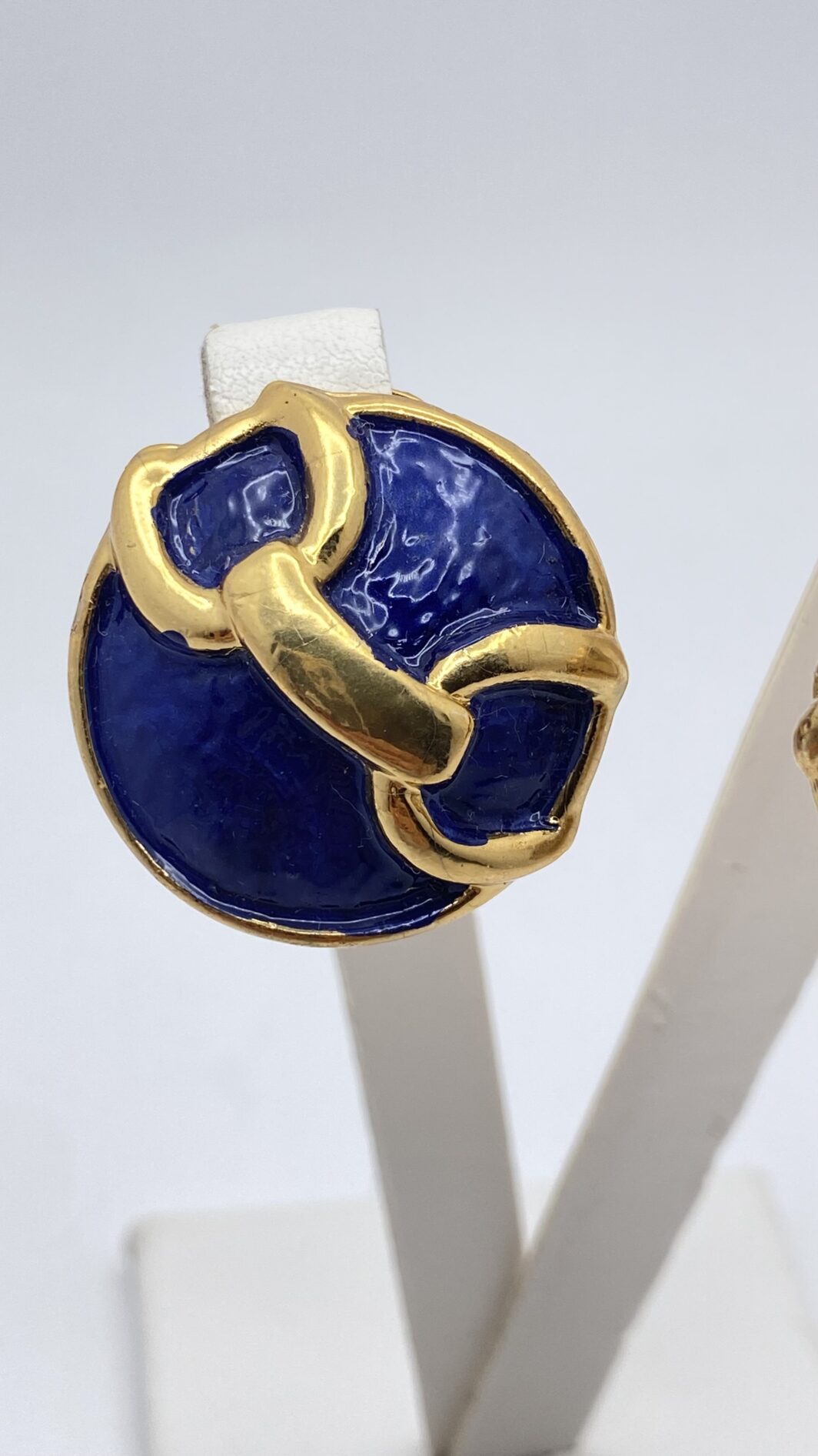 BELLISSIMO PAIO DI ORECCHINI VINTAGE IN METALLO GOLDTONE E SMALTI BLU, NELLO STILE “GUCCI”. EQUESTRIAN VIBE. - immagine 2
