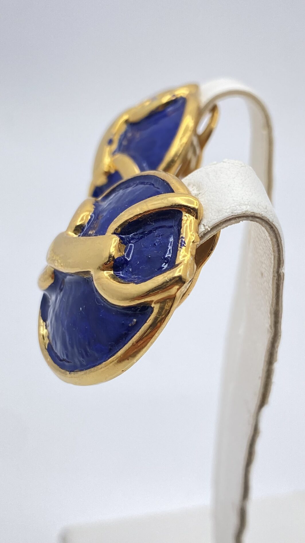 BELLISSIMO PAIO DI ORECCHINI VINTAGE IN METALLO GOLDTONE E SMALTI BLU, NELLO STILE “GUCCI”. EQUESTRIAN VIBE. - immagine 8