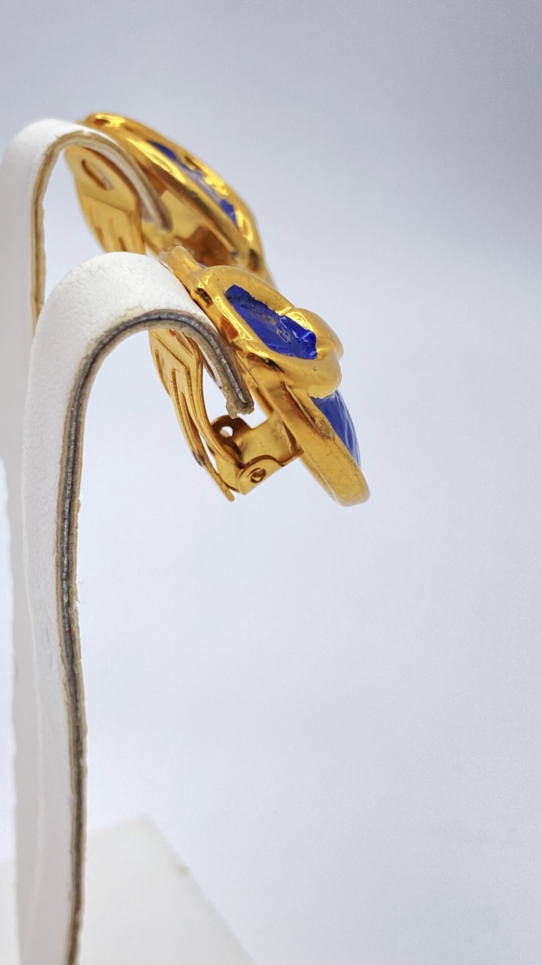 BELLISSIMO PAIO DI ORECCHINI VINTAGE IN METALLO GOLDTONE E SMALTI BLU, NELLO STILE “GUCCI”. EQUESTRIAN VIBE. - immagine 7